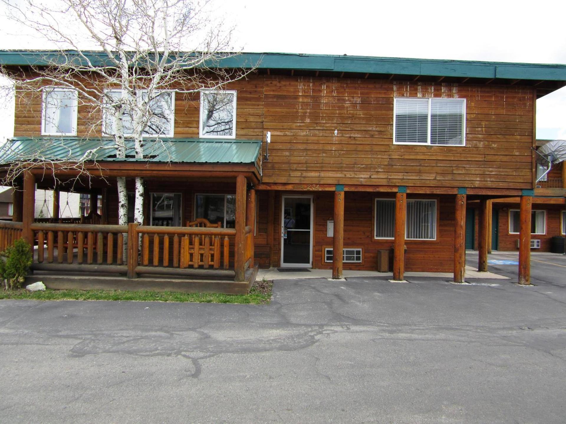 Yellowstone Country Inn photo 11