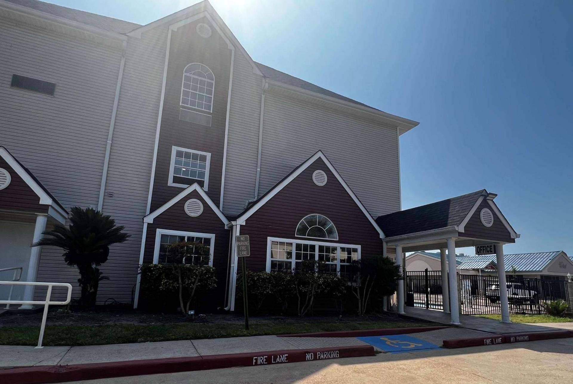Microtel Inn & Suites by Wyndham Houston/Webster/Nasa/Clearlake photo 3