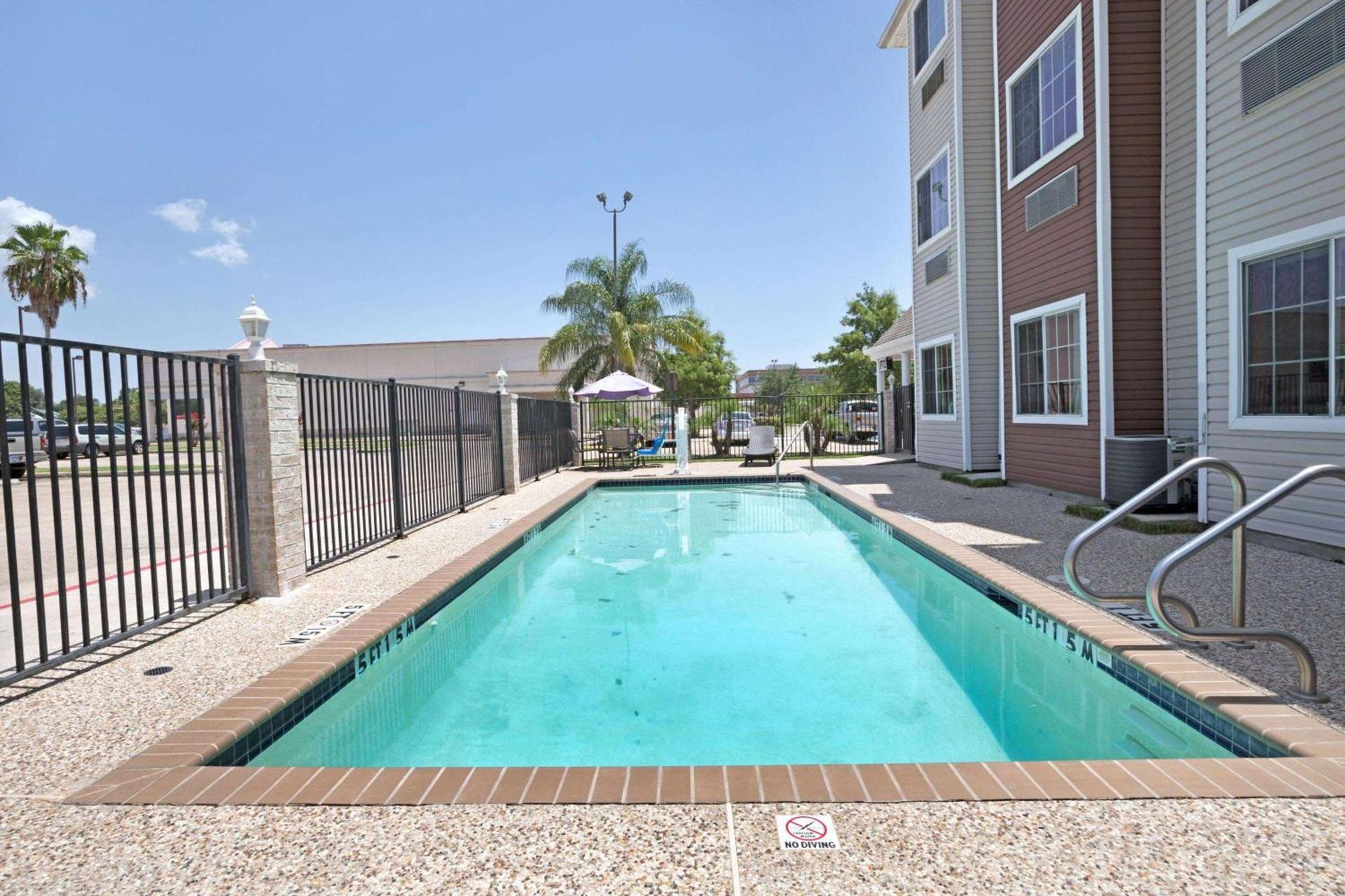 Microtel Inn & Suites by Wyndham Houston/Webster/Nasa/Clearlake photo 5