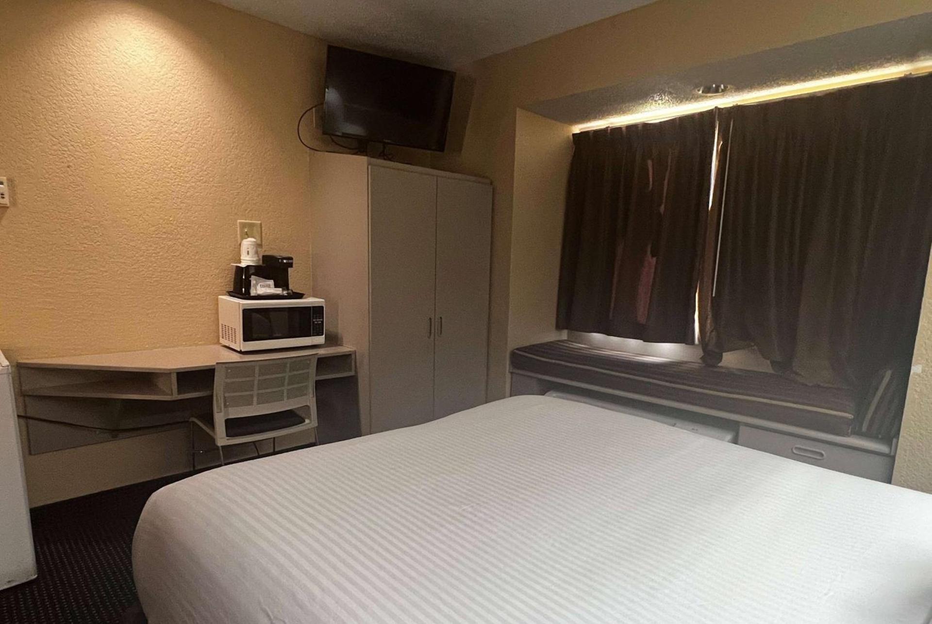 Microtel Inn & Suites by Wyndham Houston/Webster/Nasa/Clearlake photo 11