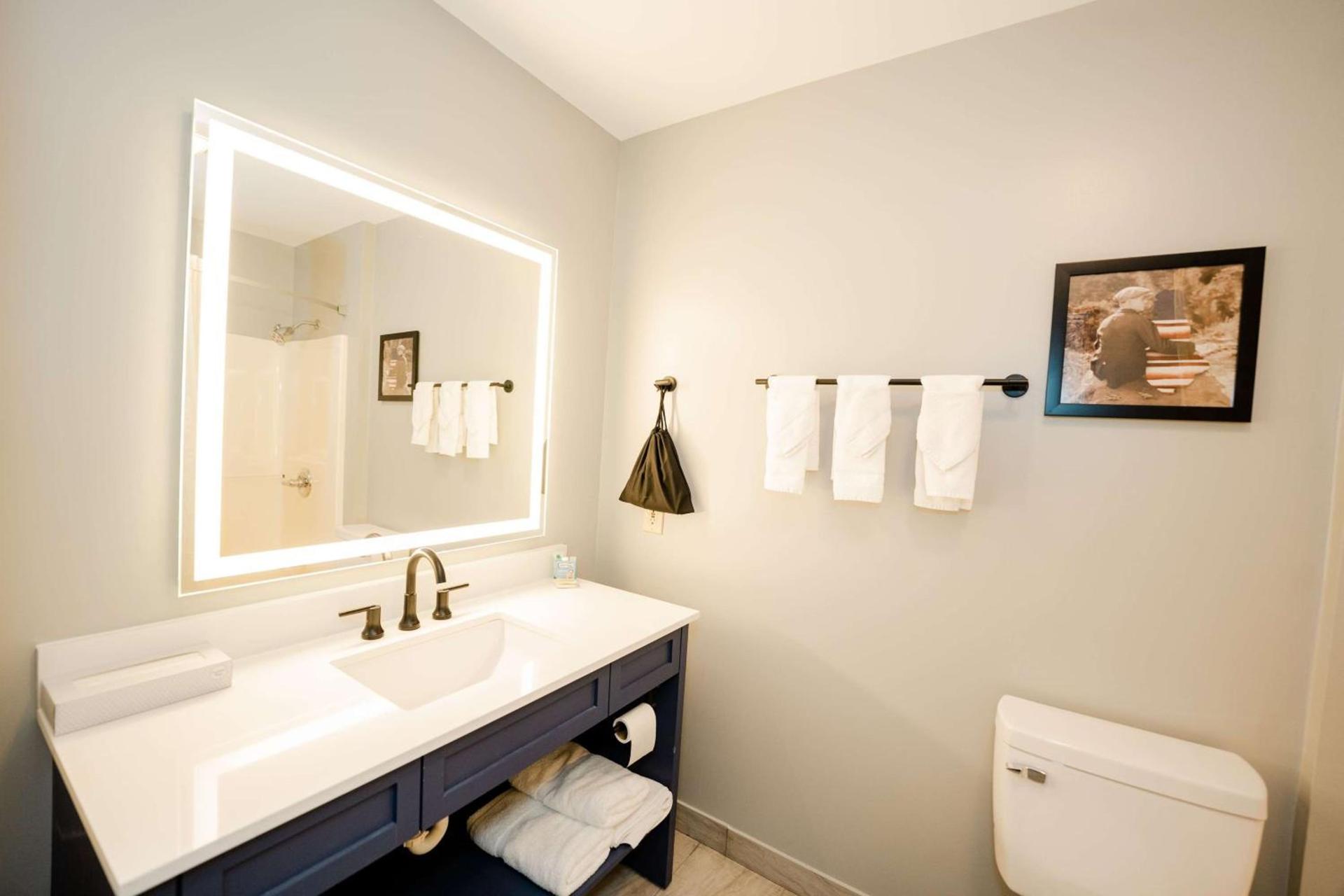 AmericInn by Wyndham Tomahawk photo 16