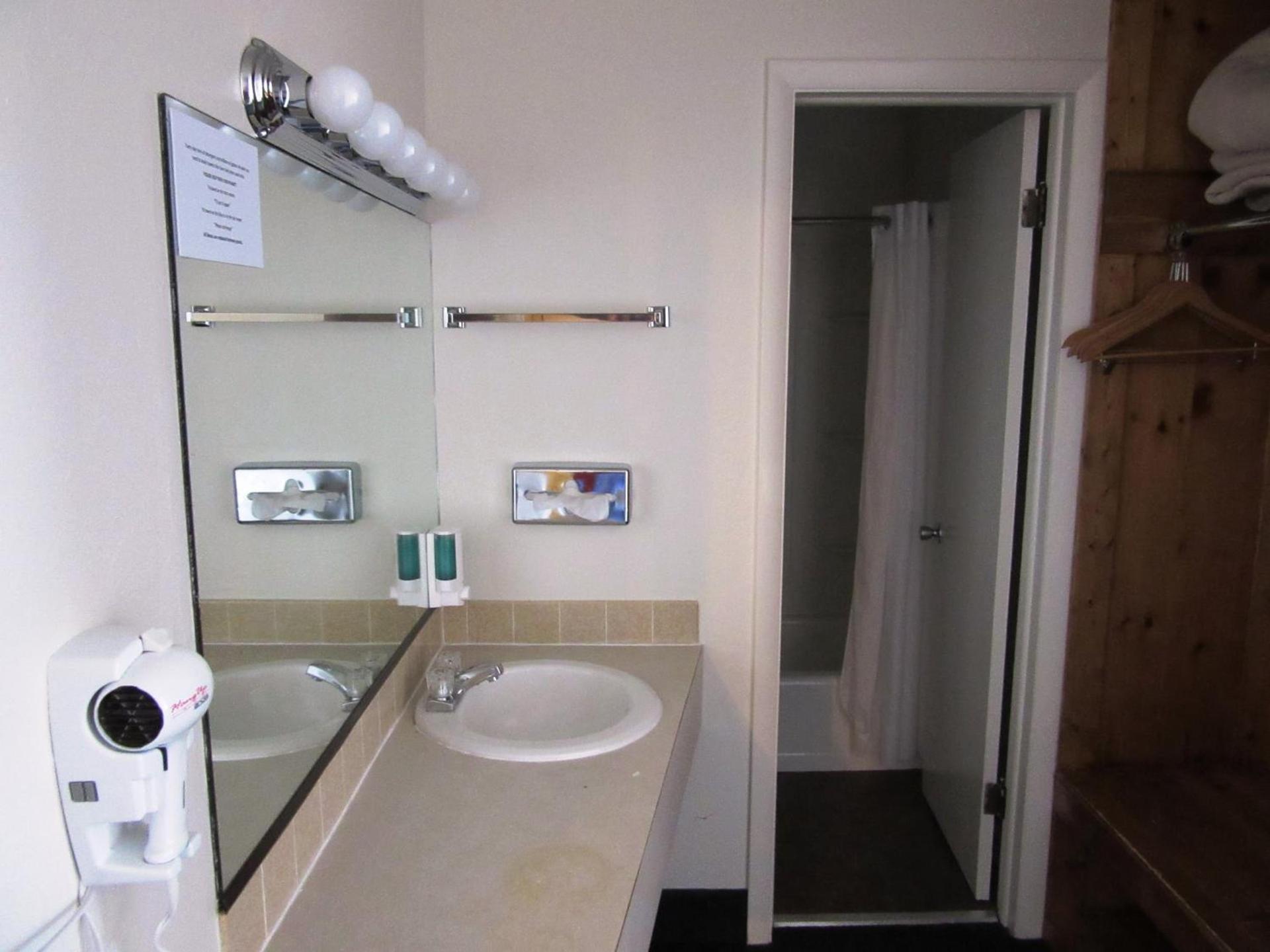 White Buffalo Hotel photo 8