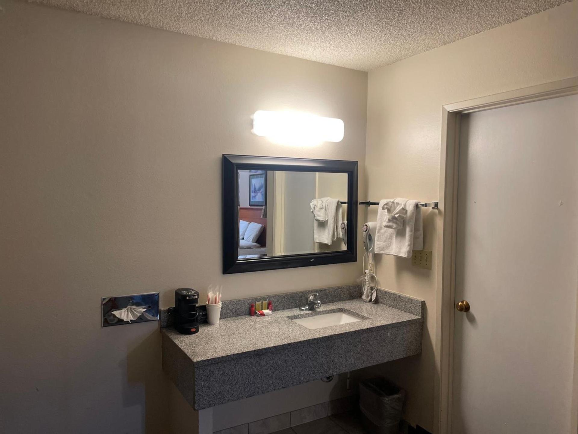 Skyway Inn - Seatac photo 33