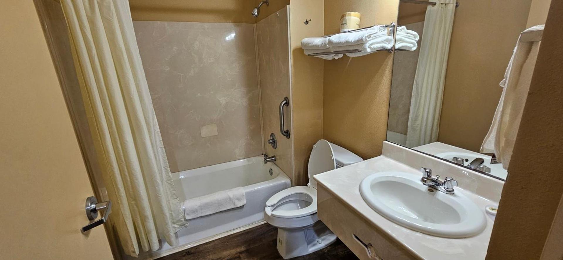 Weston Inn & Suites photo 40