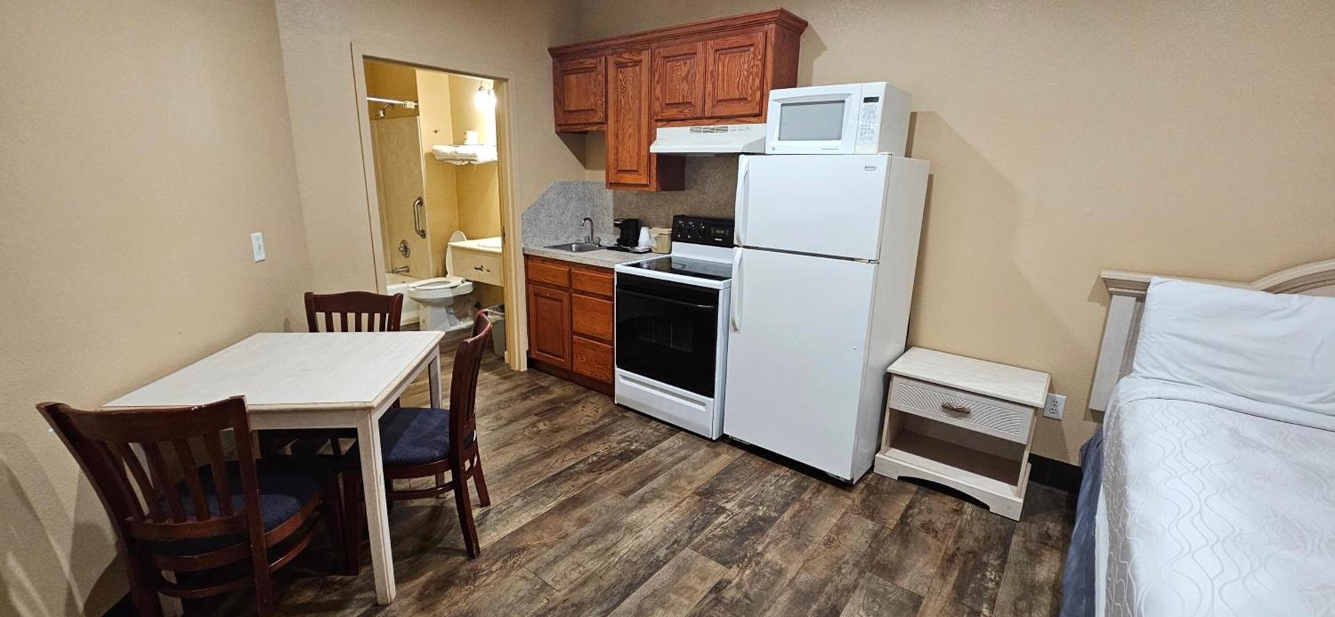 Weston Inn & Suites photo 41