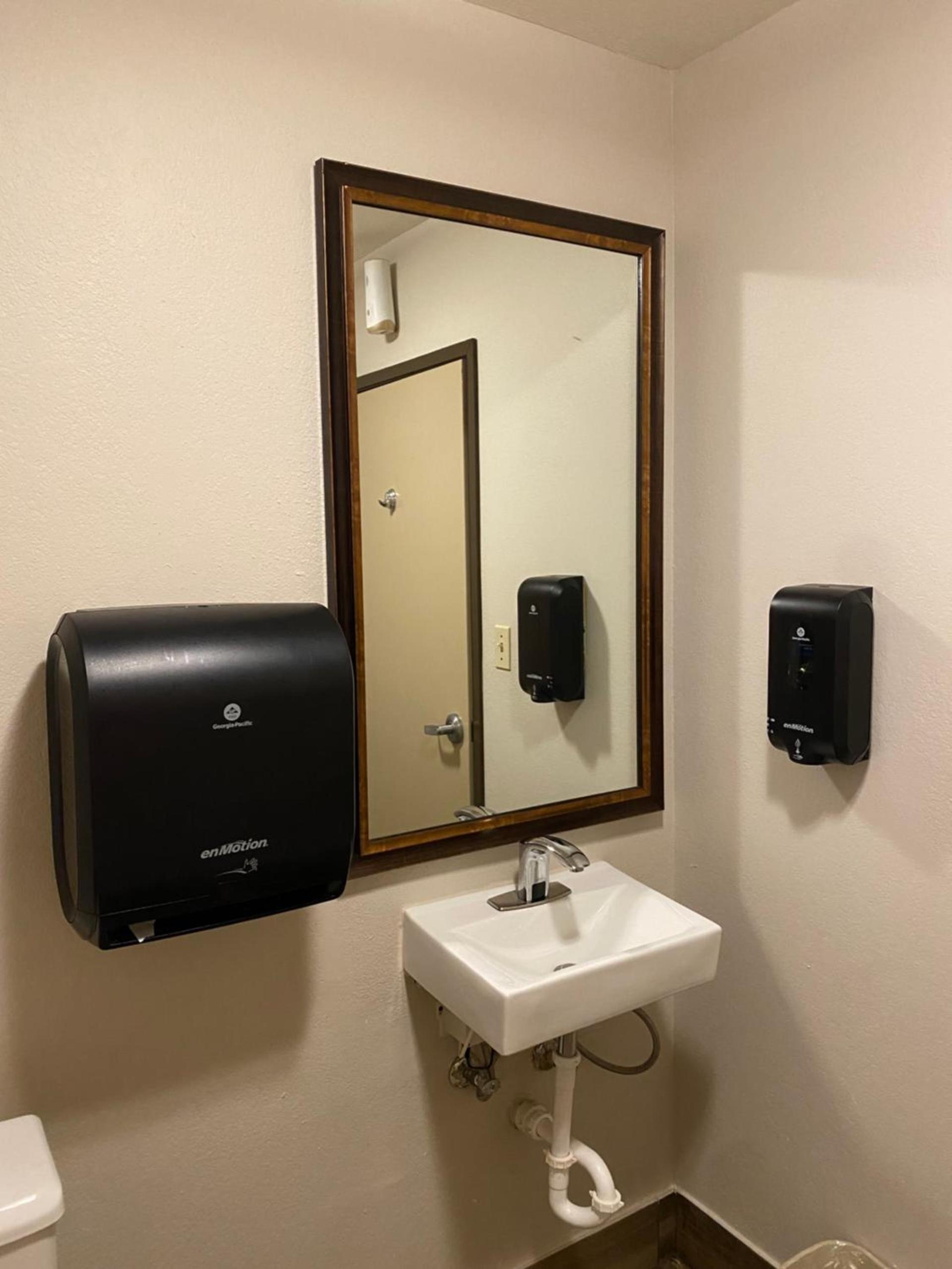 Super 8 by Wyndham Independence KS photo 33