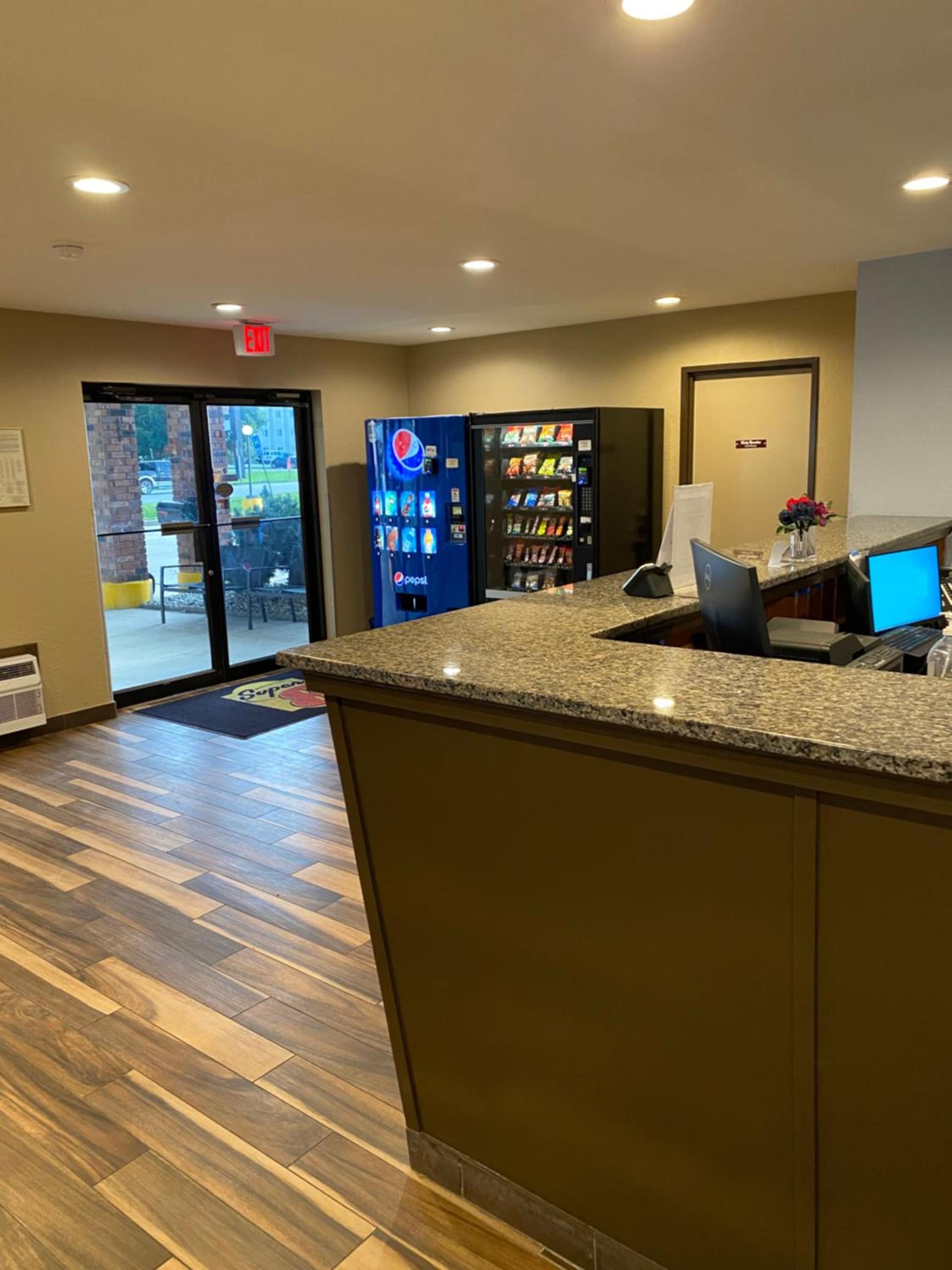 Super 8 by Wyndham Independence KS photo 32