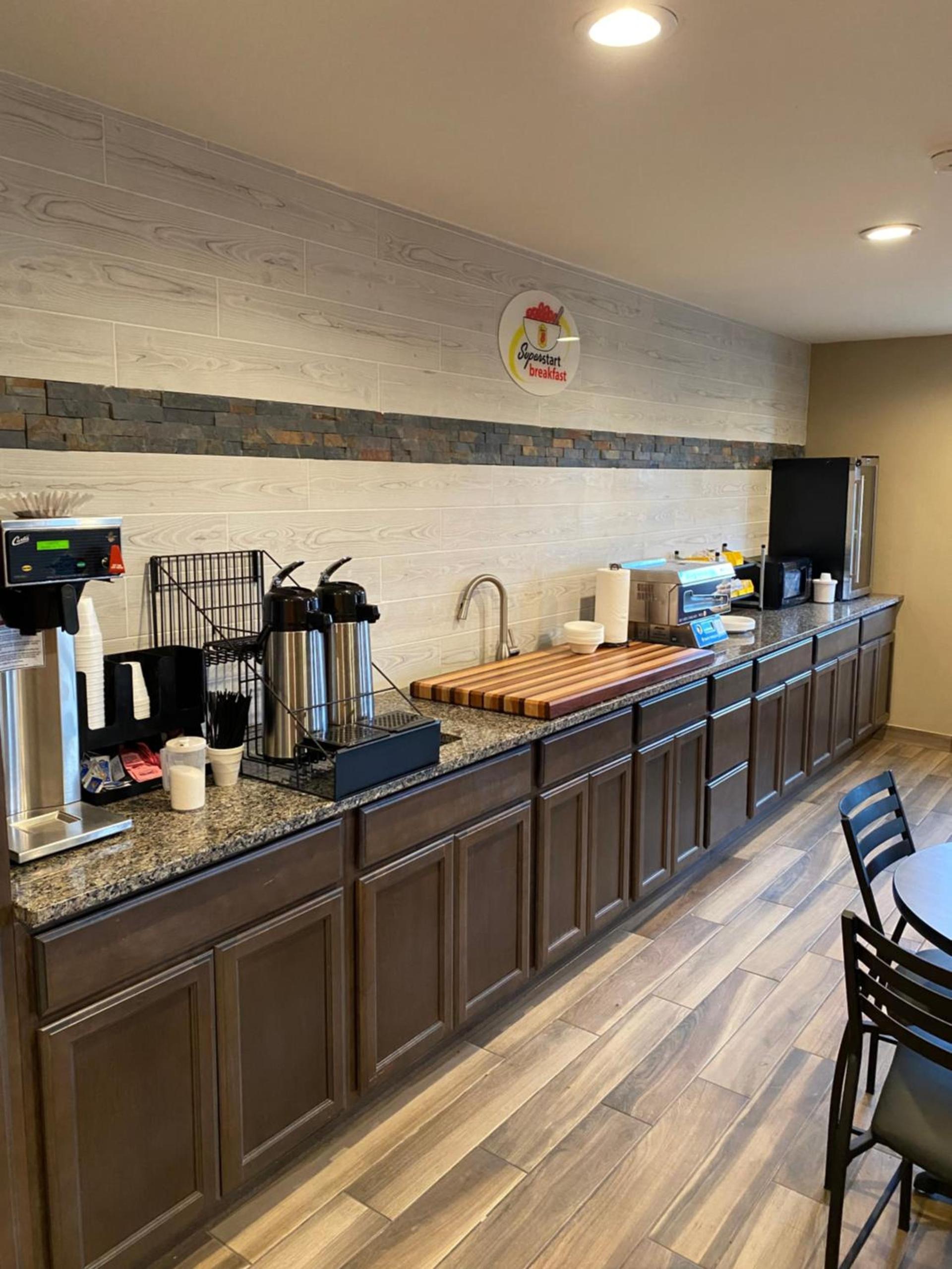 Super 8 by Wyndham Independence KS photo 29