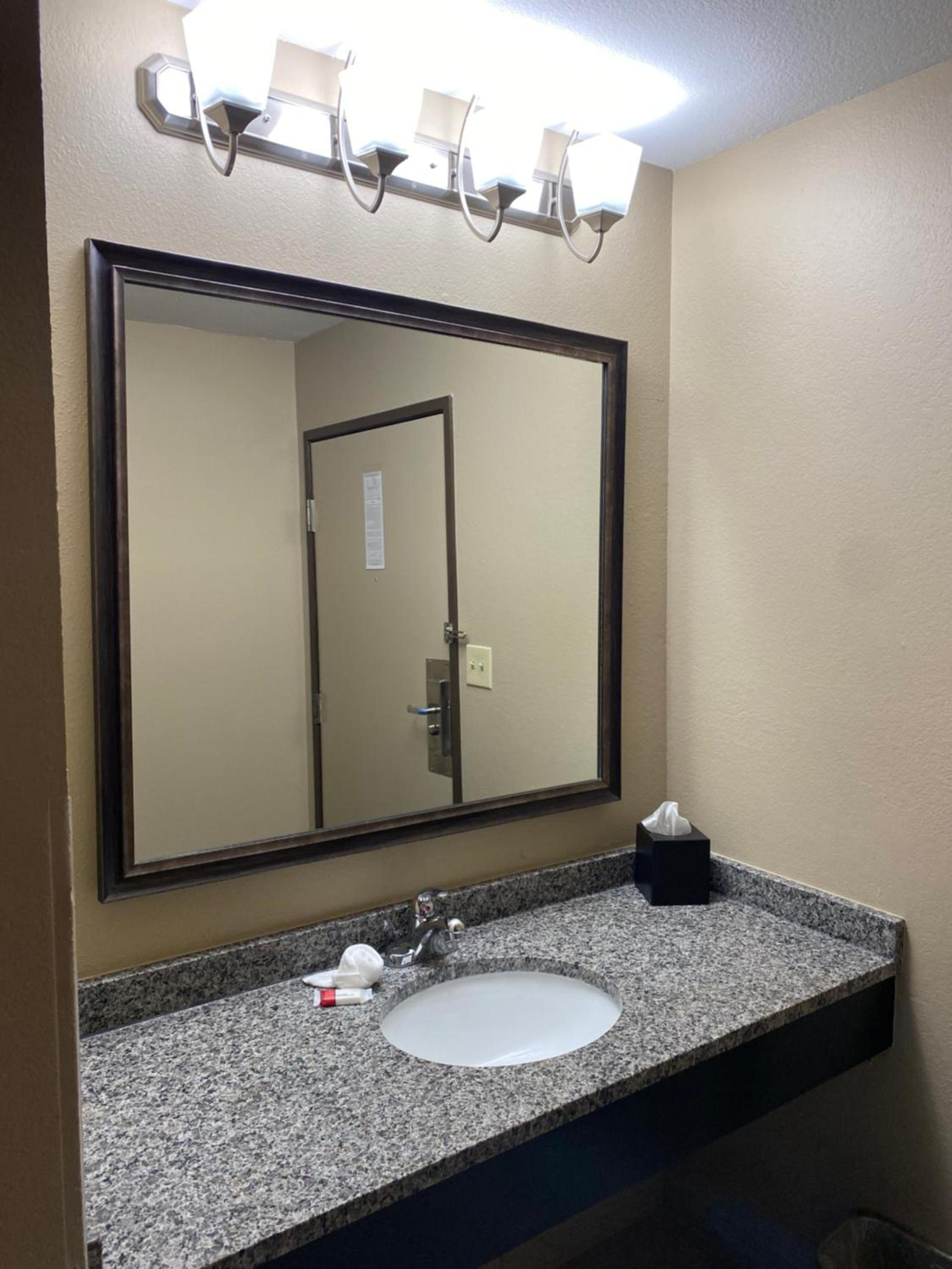 Super 8 by Wyndham Independence KS photo 27