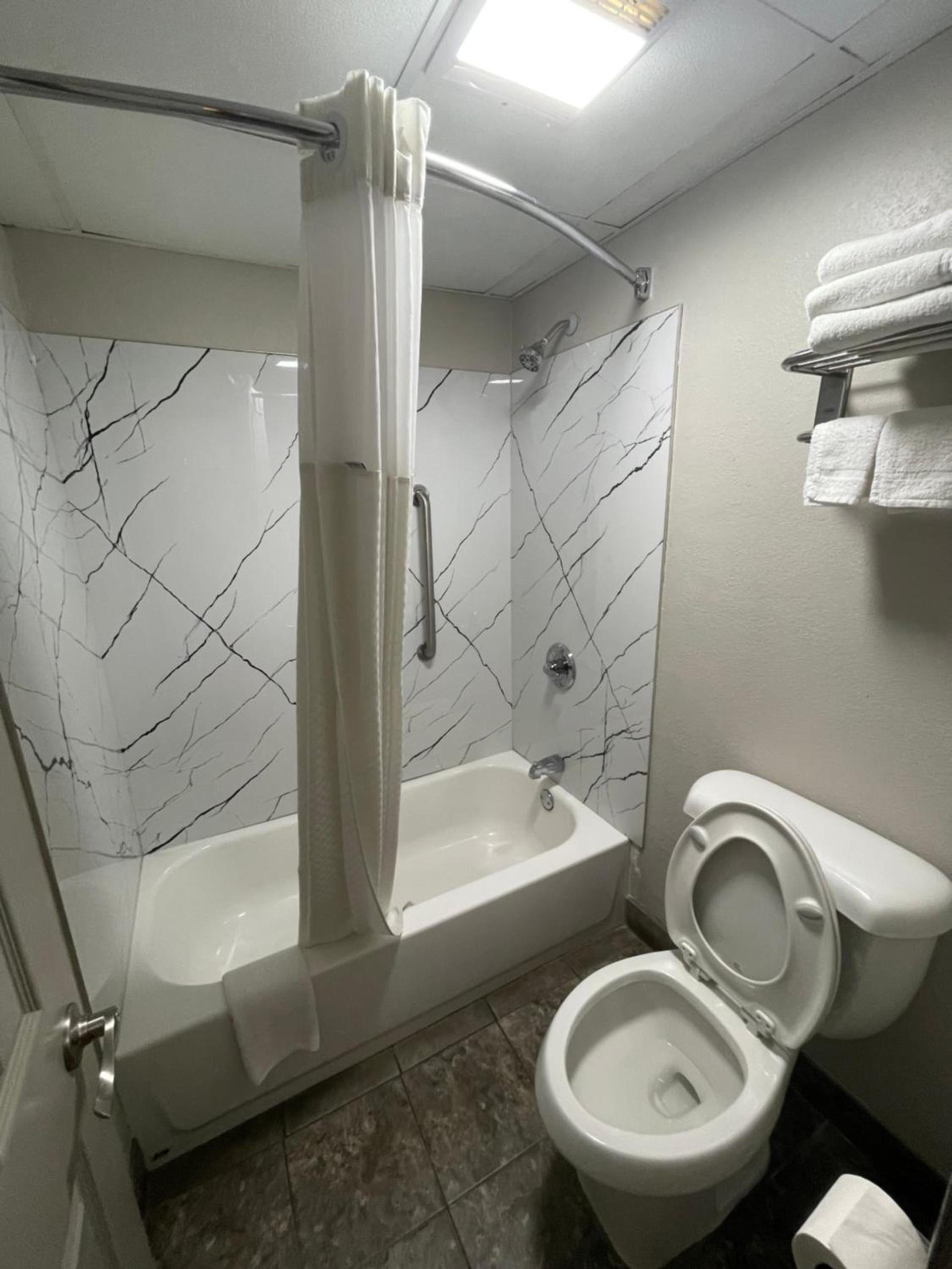 Days Inn by Wyndham Holladay photo 35