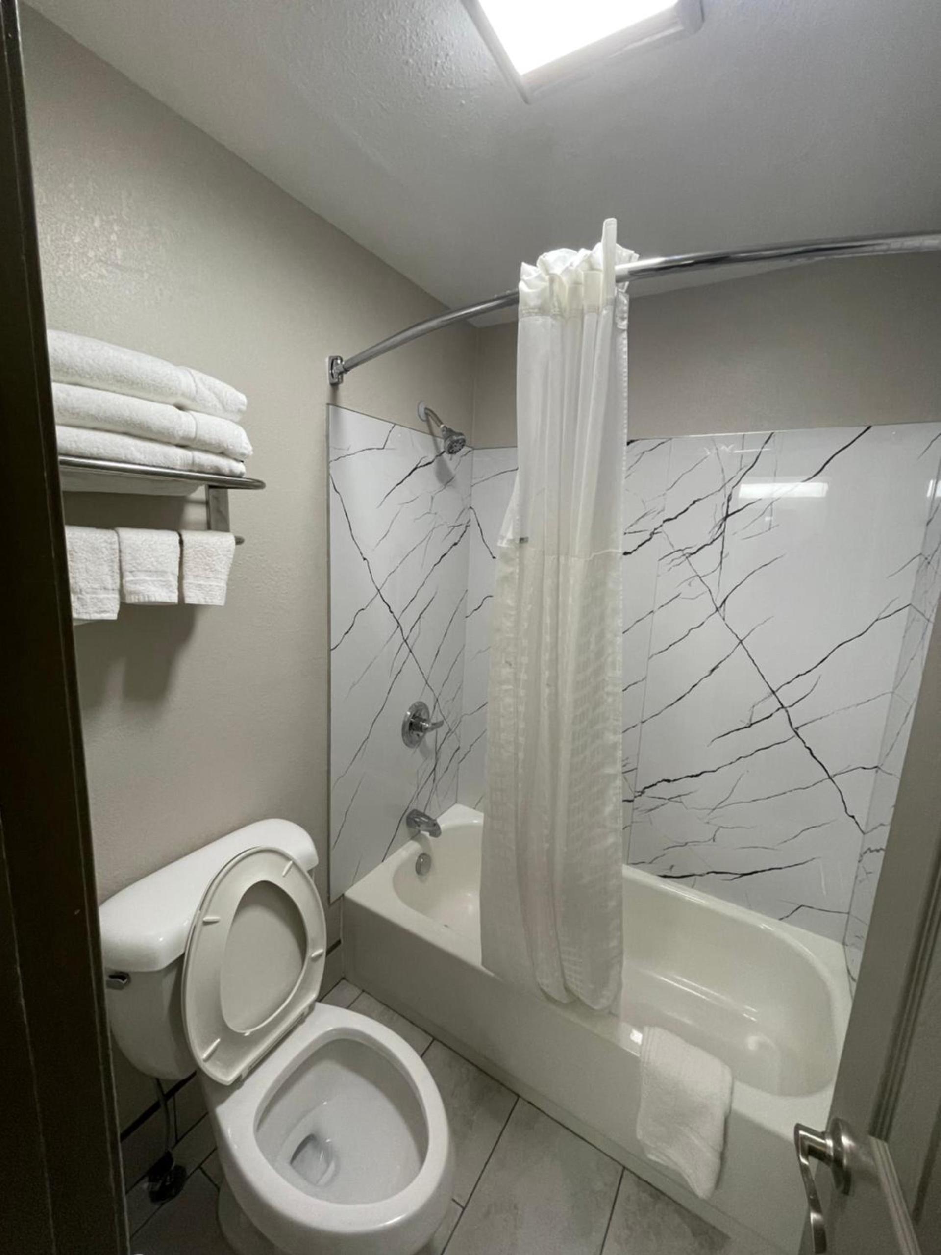 Days Inn by Wyndham Holladay photo 39