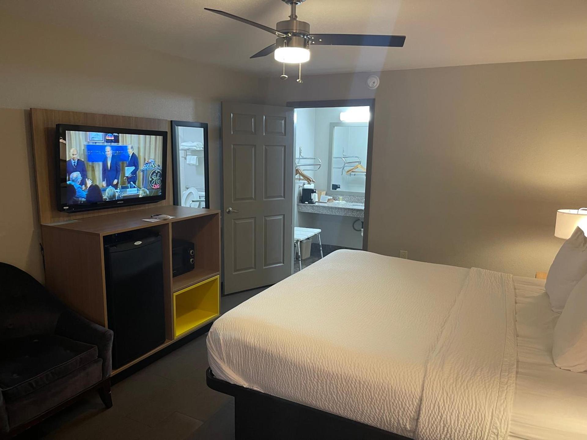 Days Inn by Wyndham Holladay photo 46