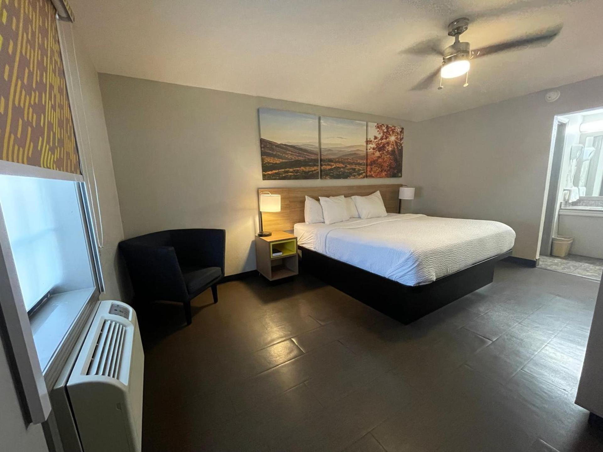 Days Inn by Wyndham Holladay photo 53