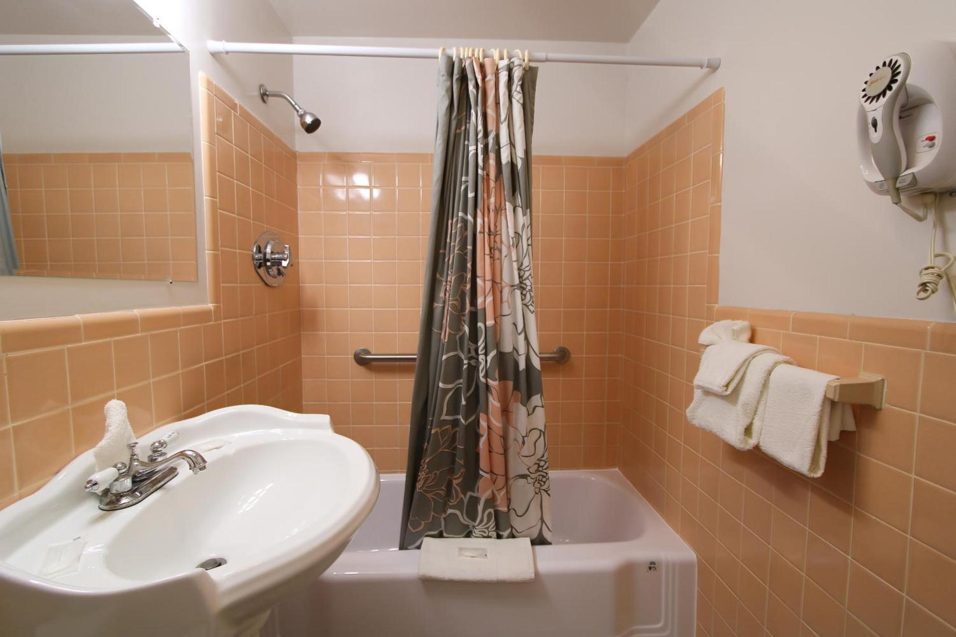 Colonial Inn Seekonk photo 59