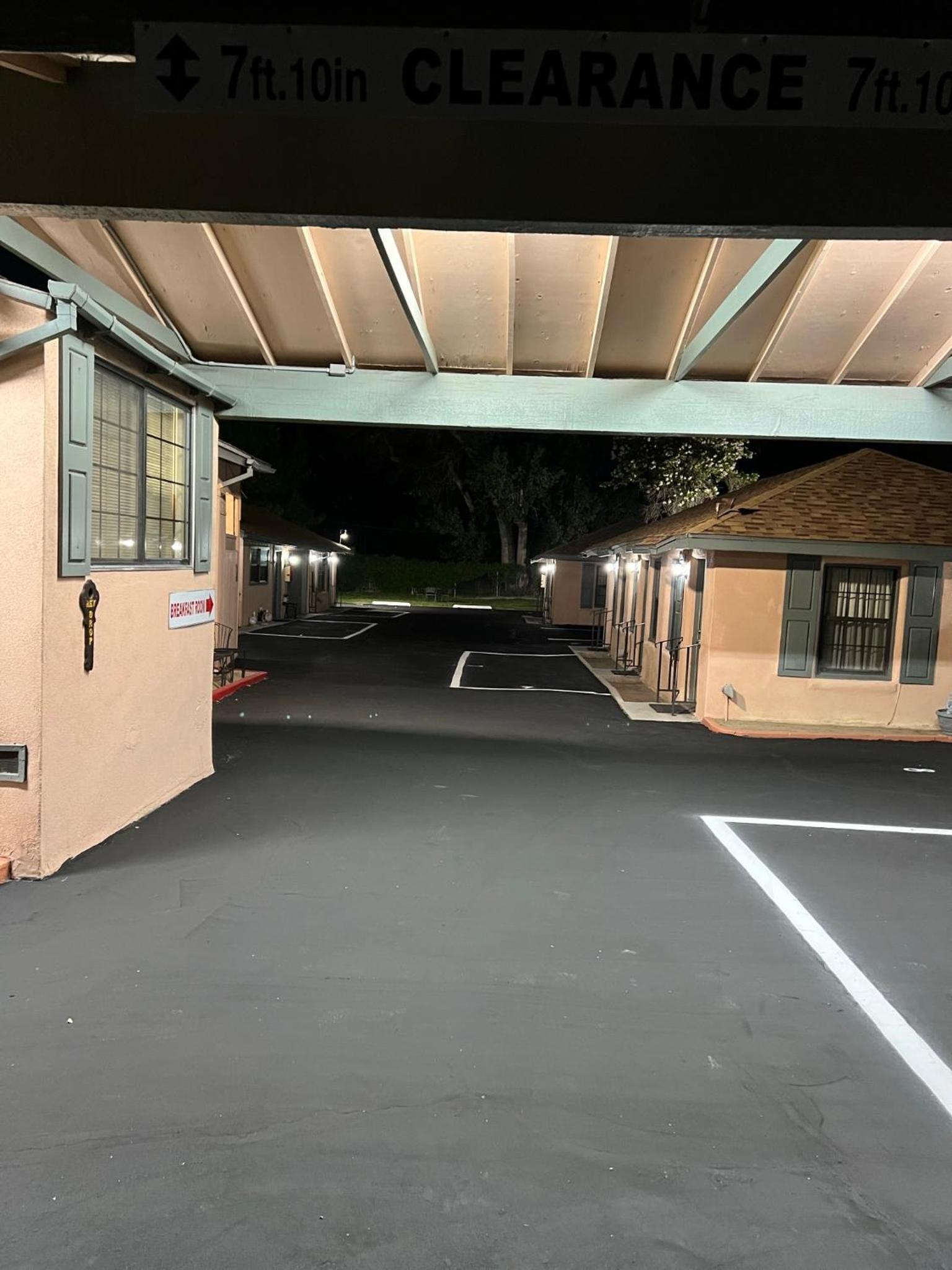 Bishop Elms Motel photo 9