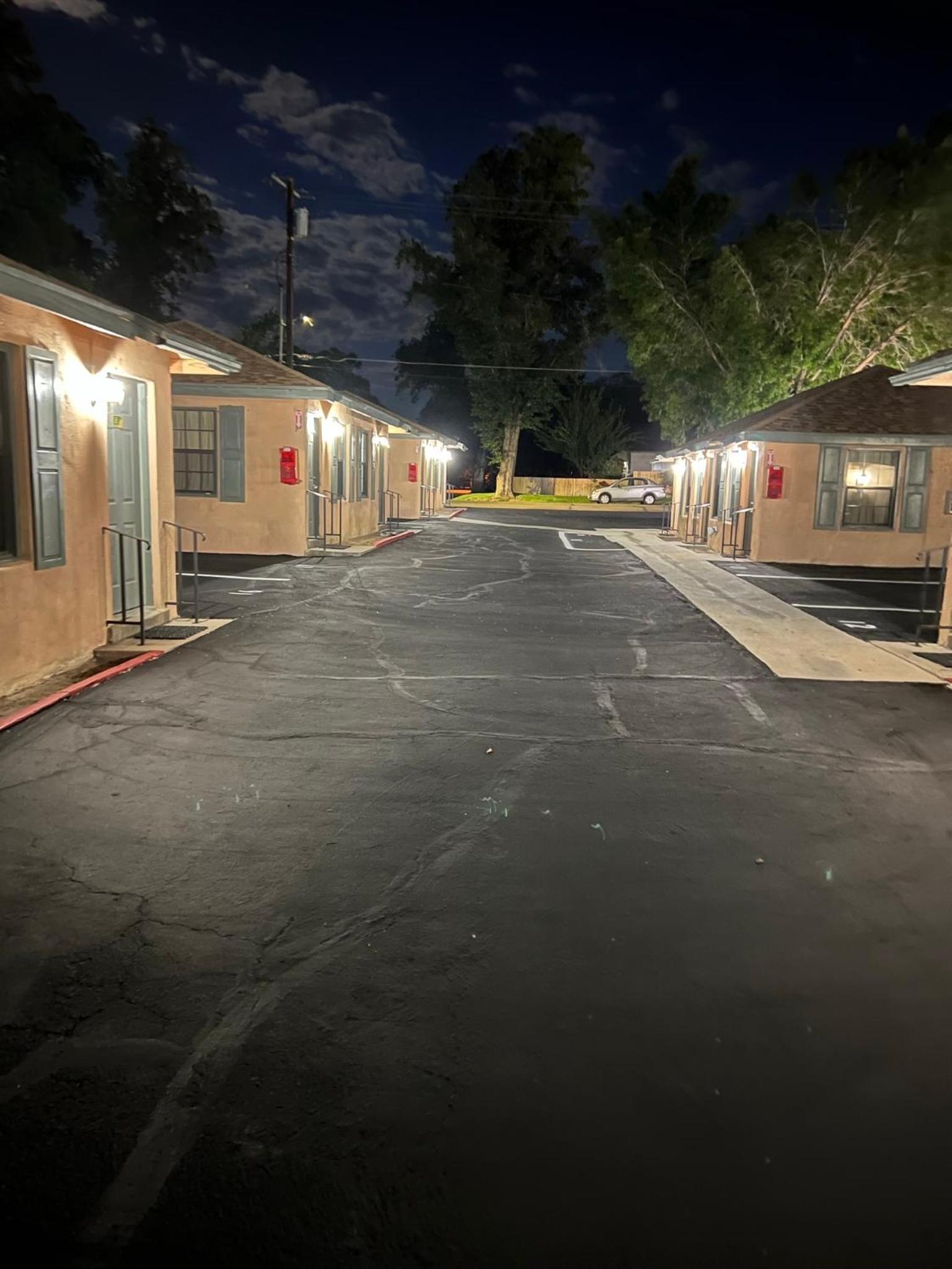 Bishop Elms Motel photo 7