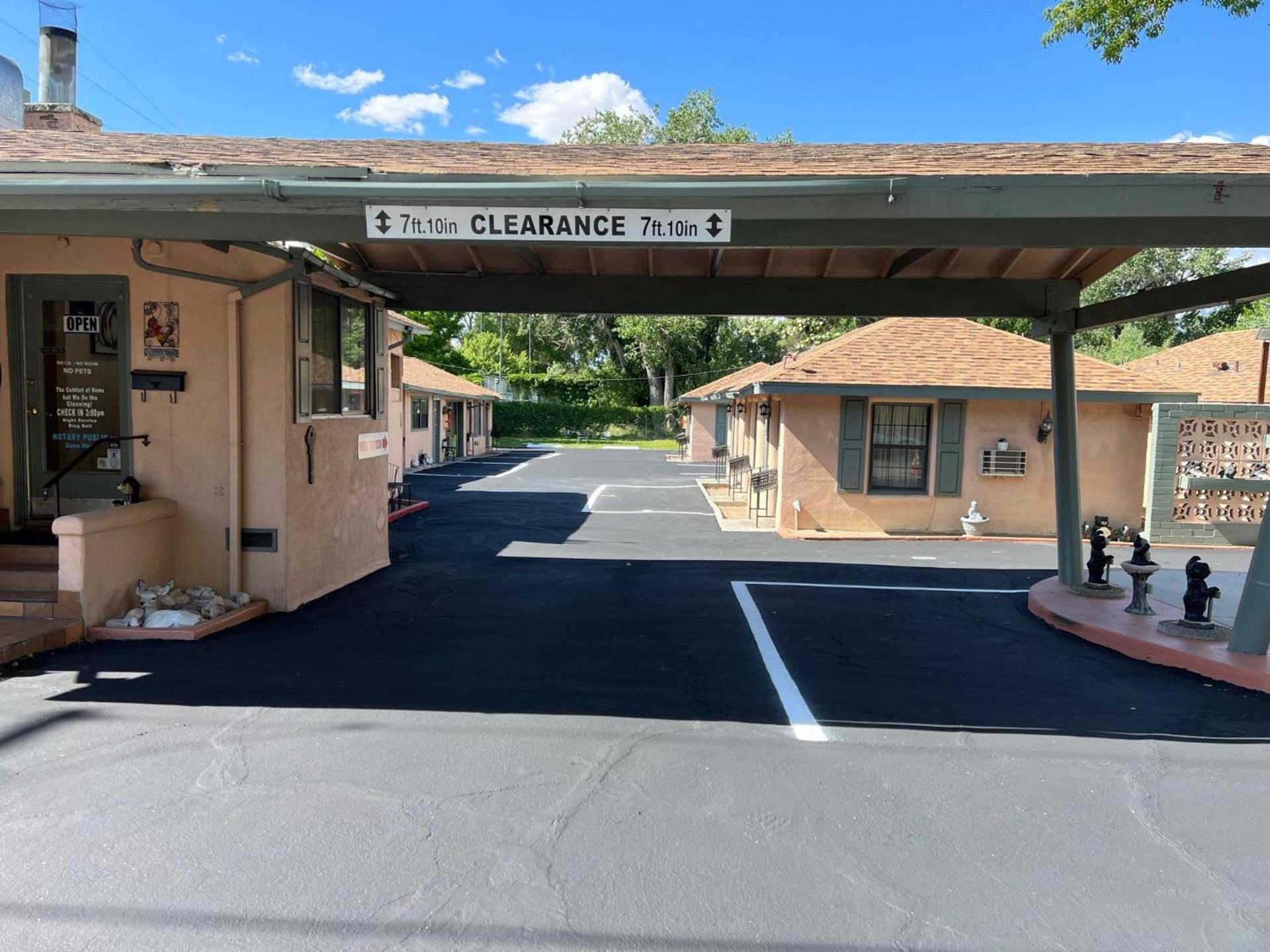 Bishop Elms Motel photo 4