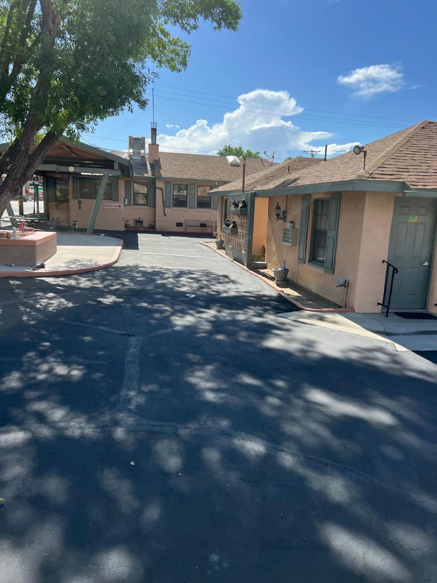 Bishop Elms Motel photo 3