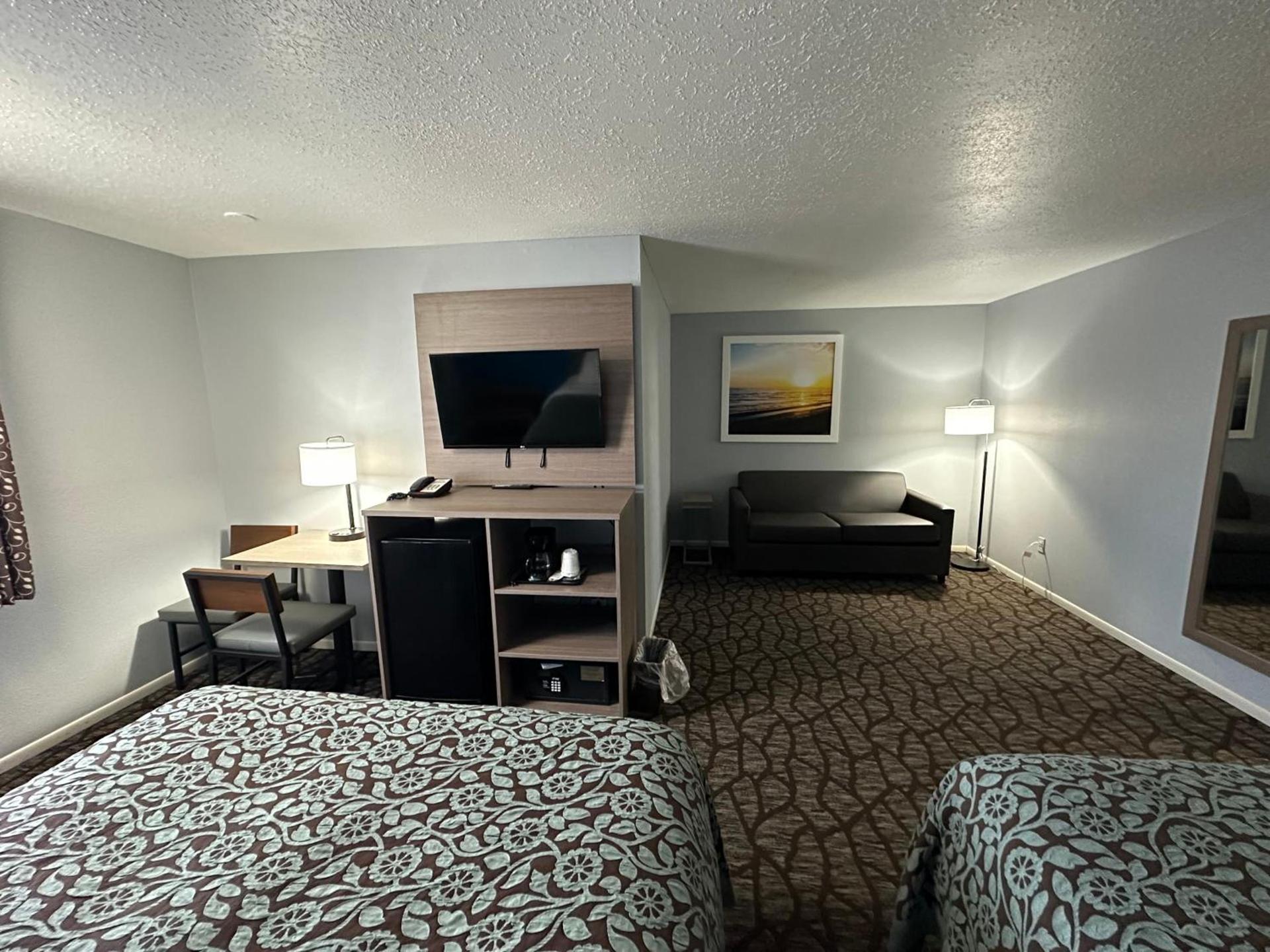 Baymont by Wyndham Manistee photo 15