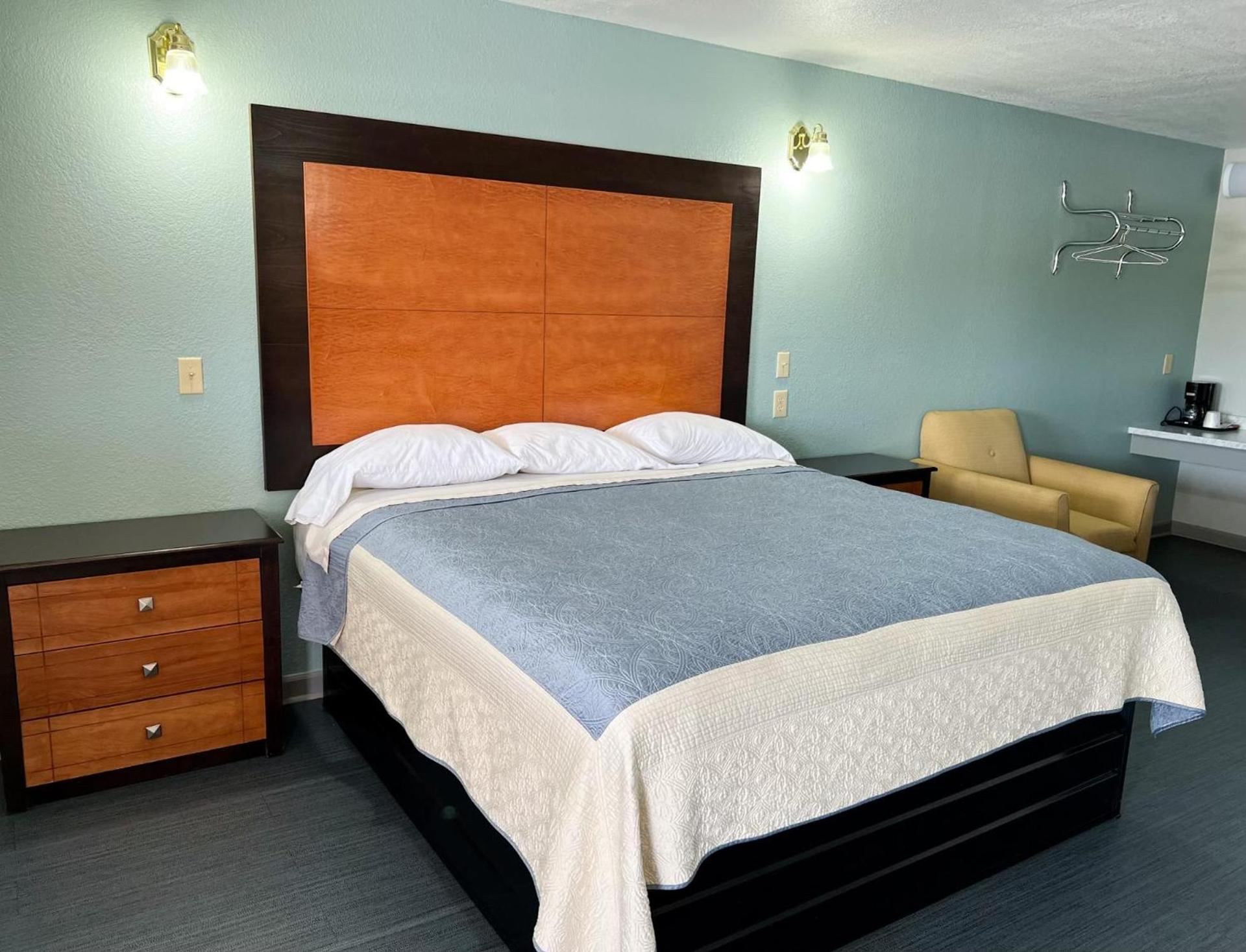 Regency Inn Bald Knob photo 4