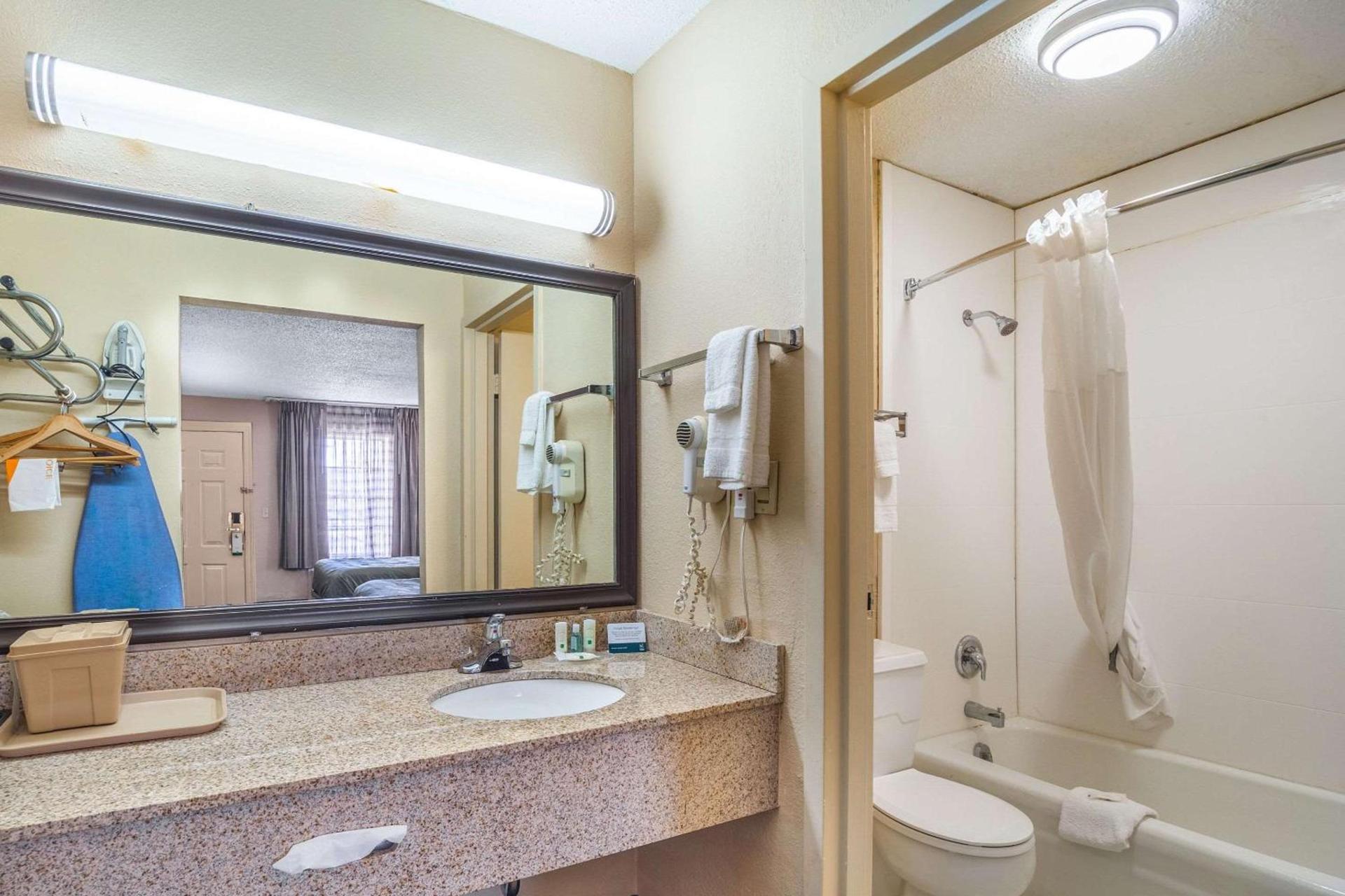 Quality Inn & Suites Santee I-95 photo 12