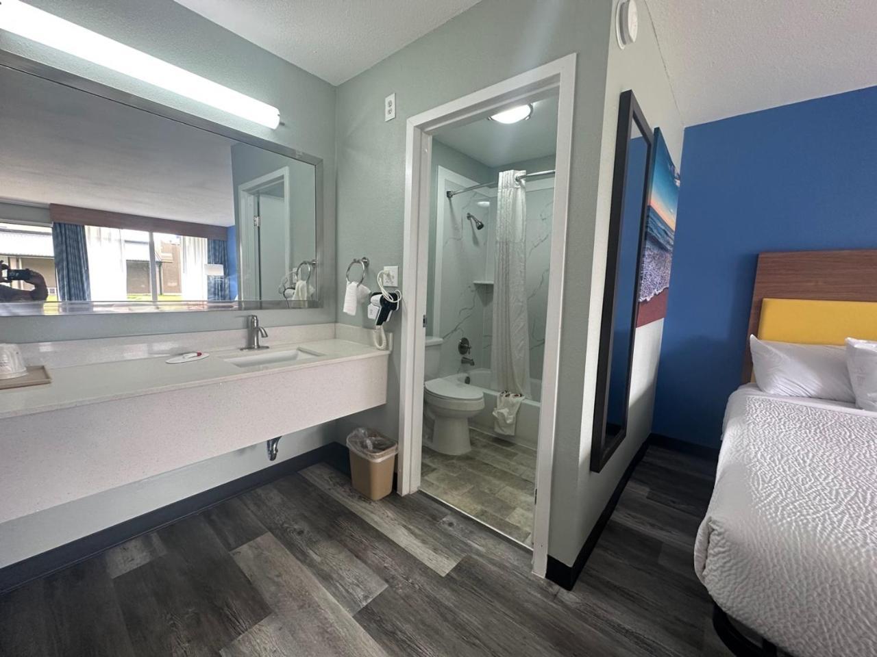 Days Inn & Suites by Wyndham Jennings photo 42