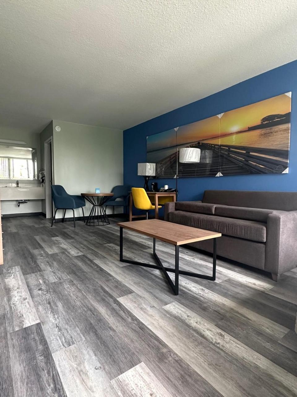 Days Inn & Suites by Wyndham Jennings photo 49