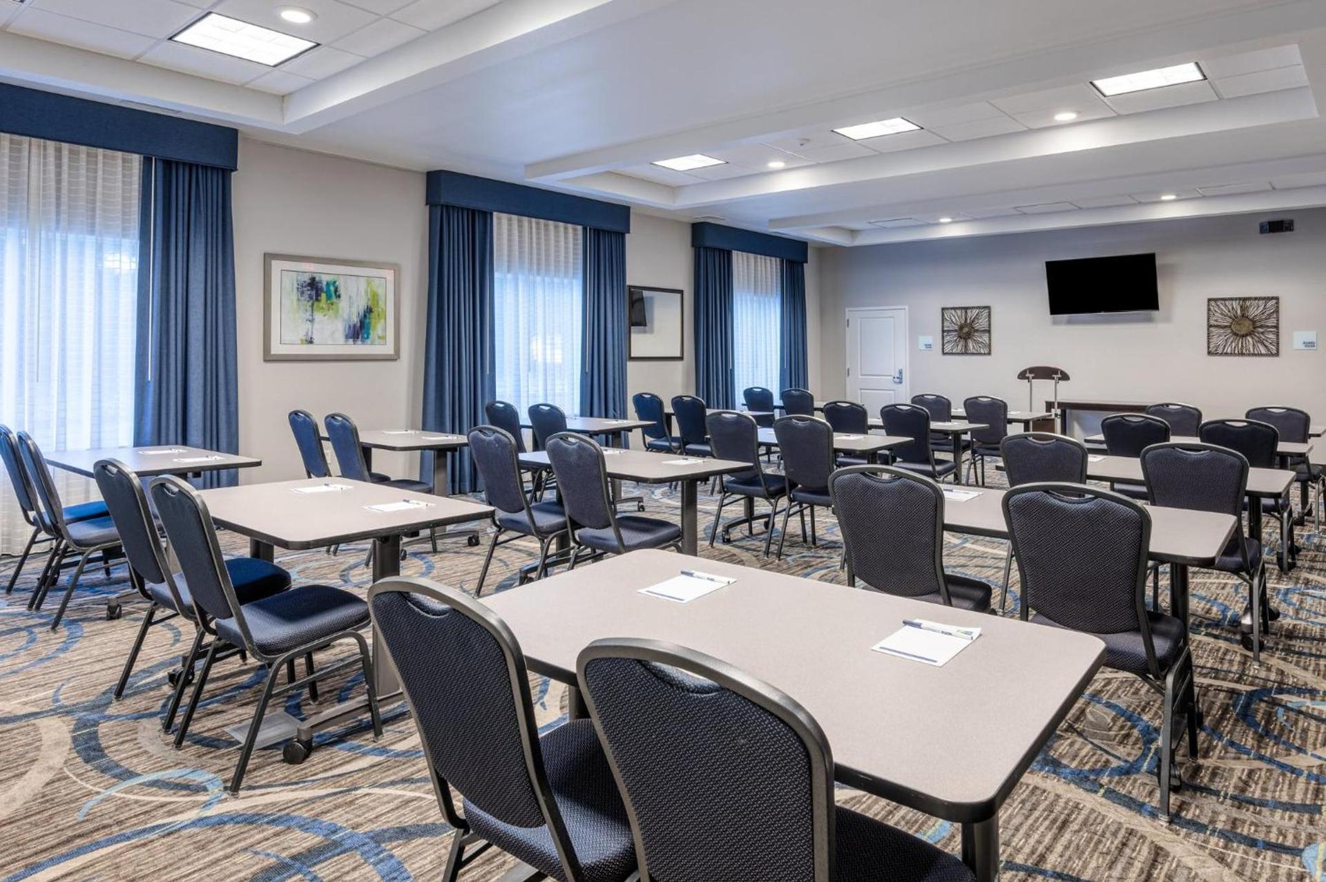 Holiday Inn Express and Suites Edwardsville by IHG photo 10
