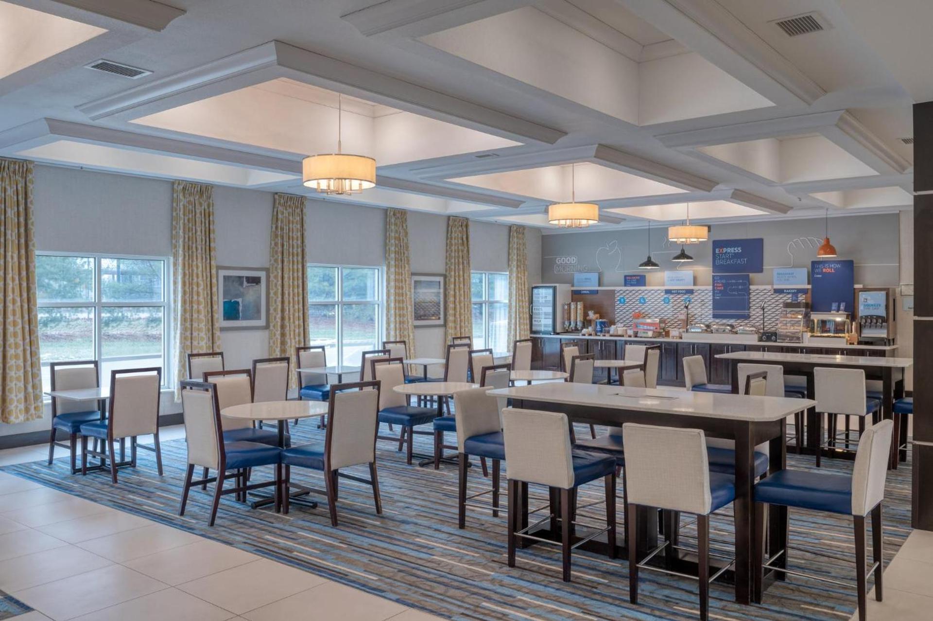 Holiday Inn Express and Suites Edwardsville by IHG photo 37