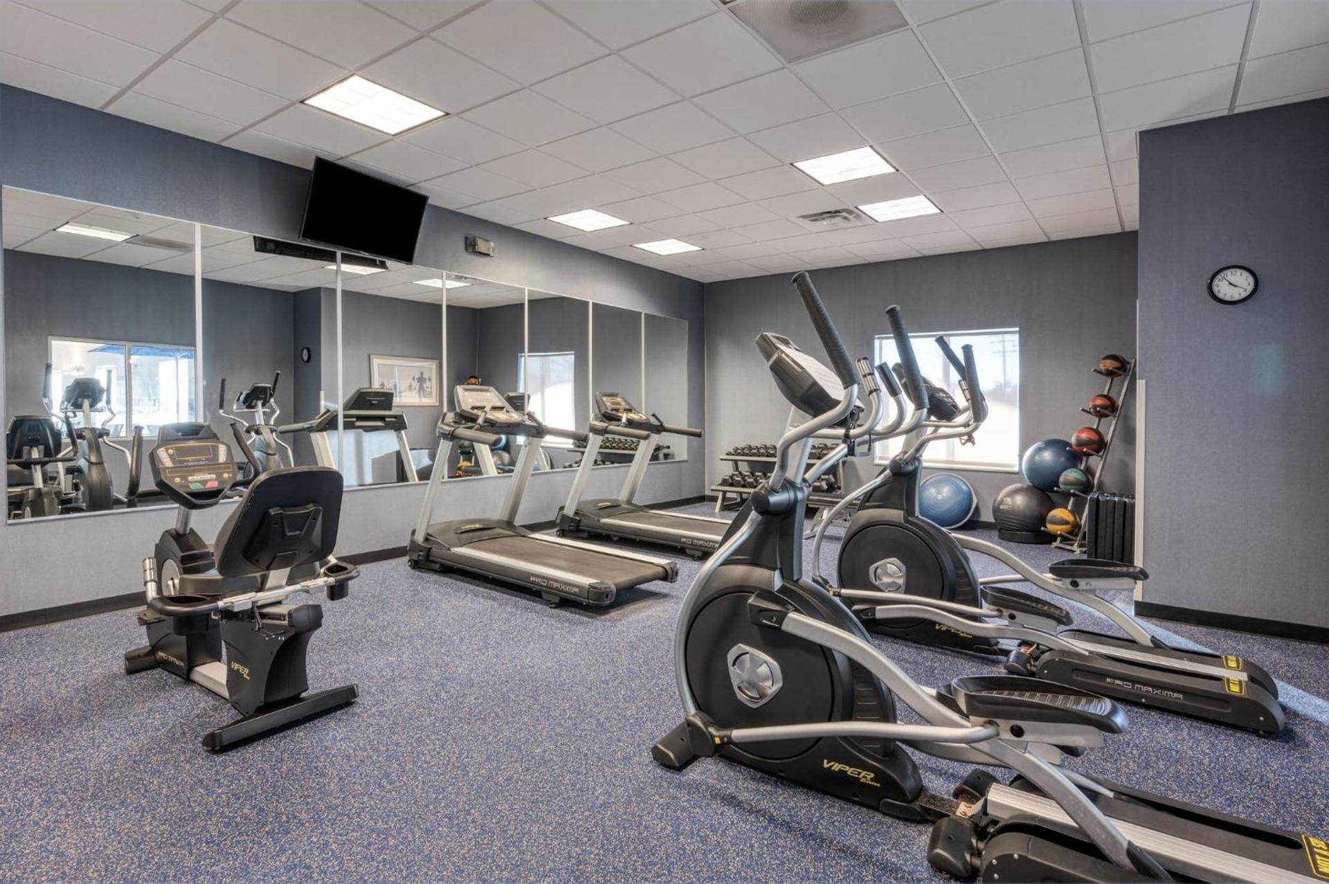 Holiday Inn Express and Suites Edwardsville by IHG photo 24