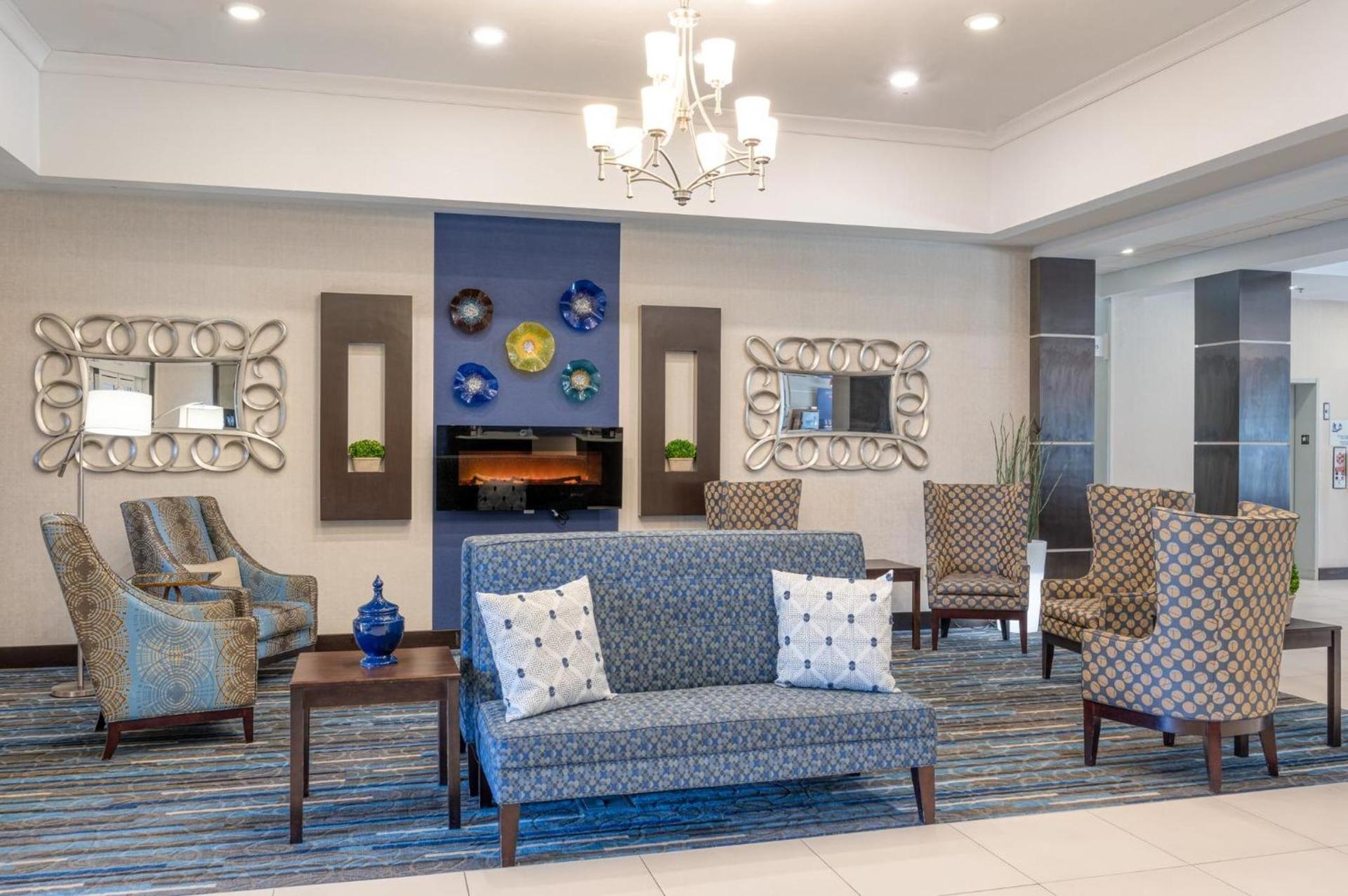 Holiday Inn Express and Suites Edwardsville by IHG photo 41
