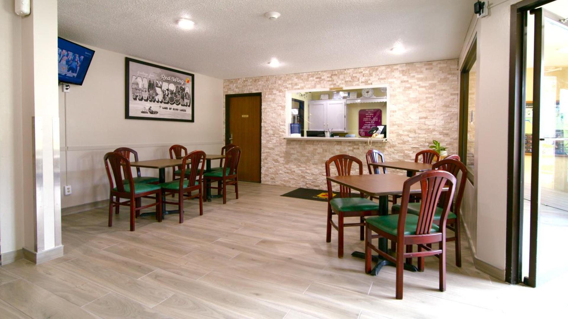 Super 8 by Wyndham Red Wing photo 21