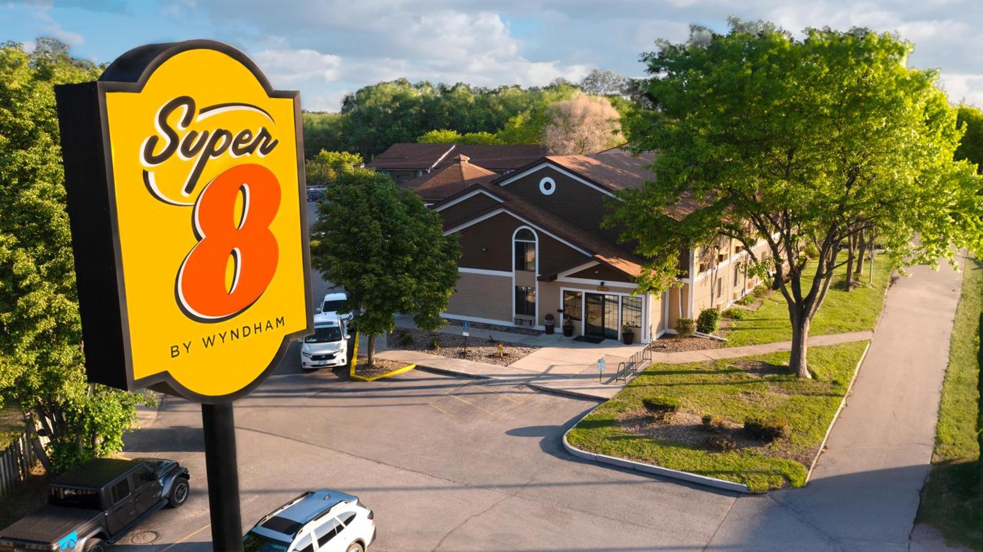 Super 8 by Wyndham Red Wing photo 22