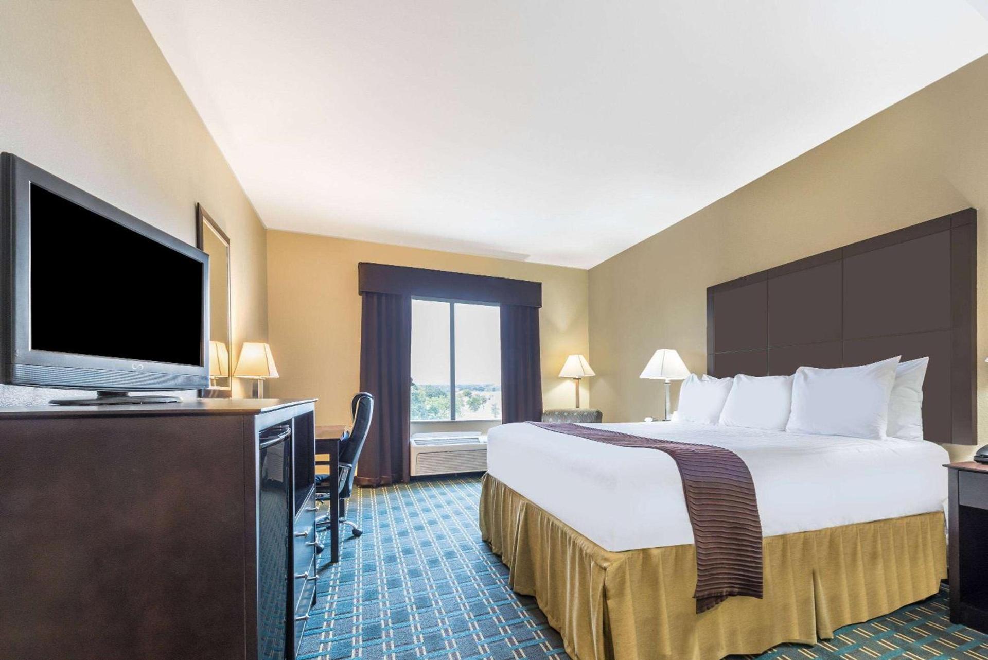 Days Inn & Suites by Wyndham Mineral Wells photo 7