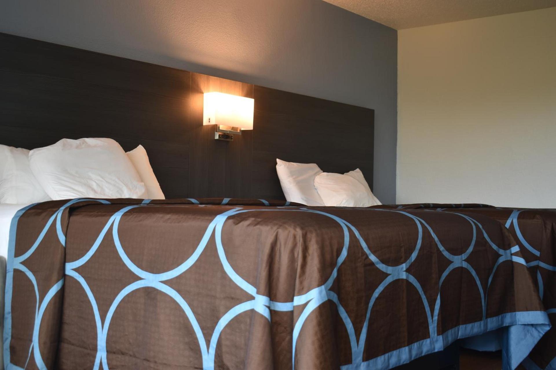 Super 8 by Wyndham Riverside AL photo 17
