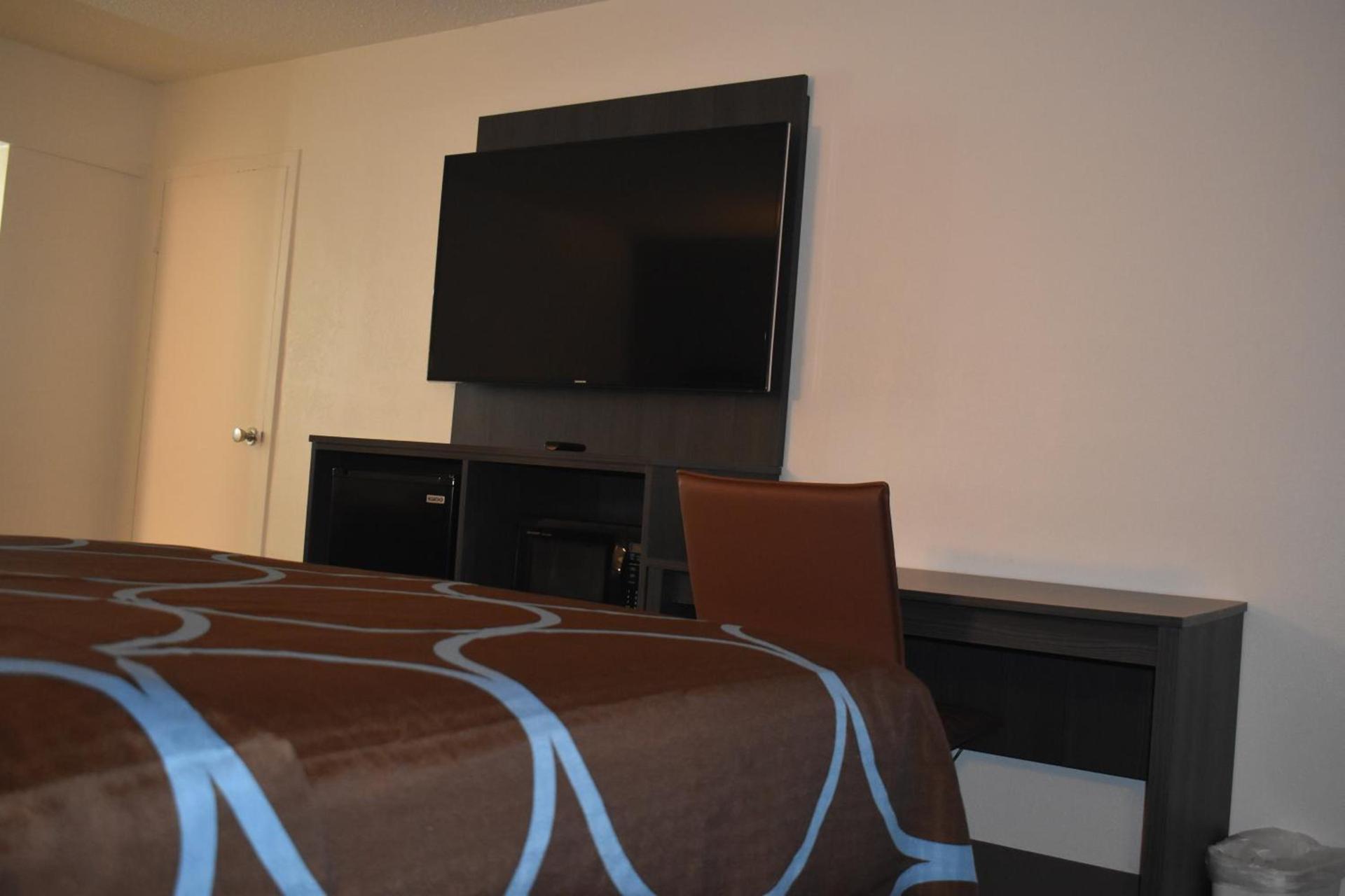 Super 8 by Wyndham Riverside AL photo 19