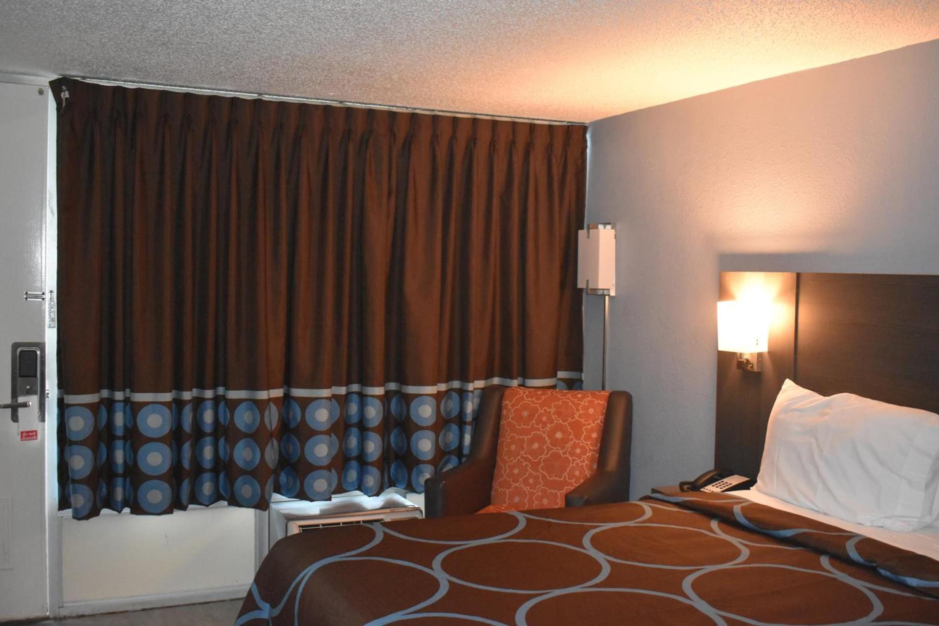 Super 8 by Wyndham Riverside AL photo 18