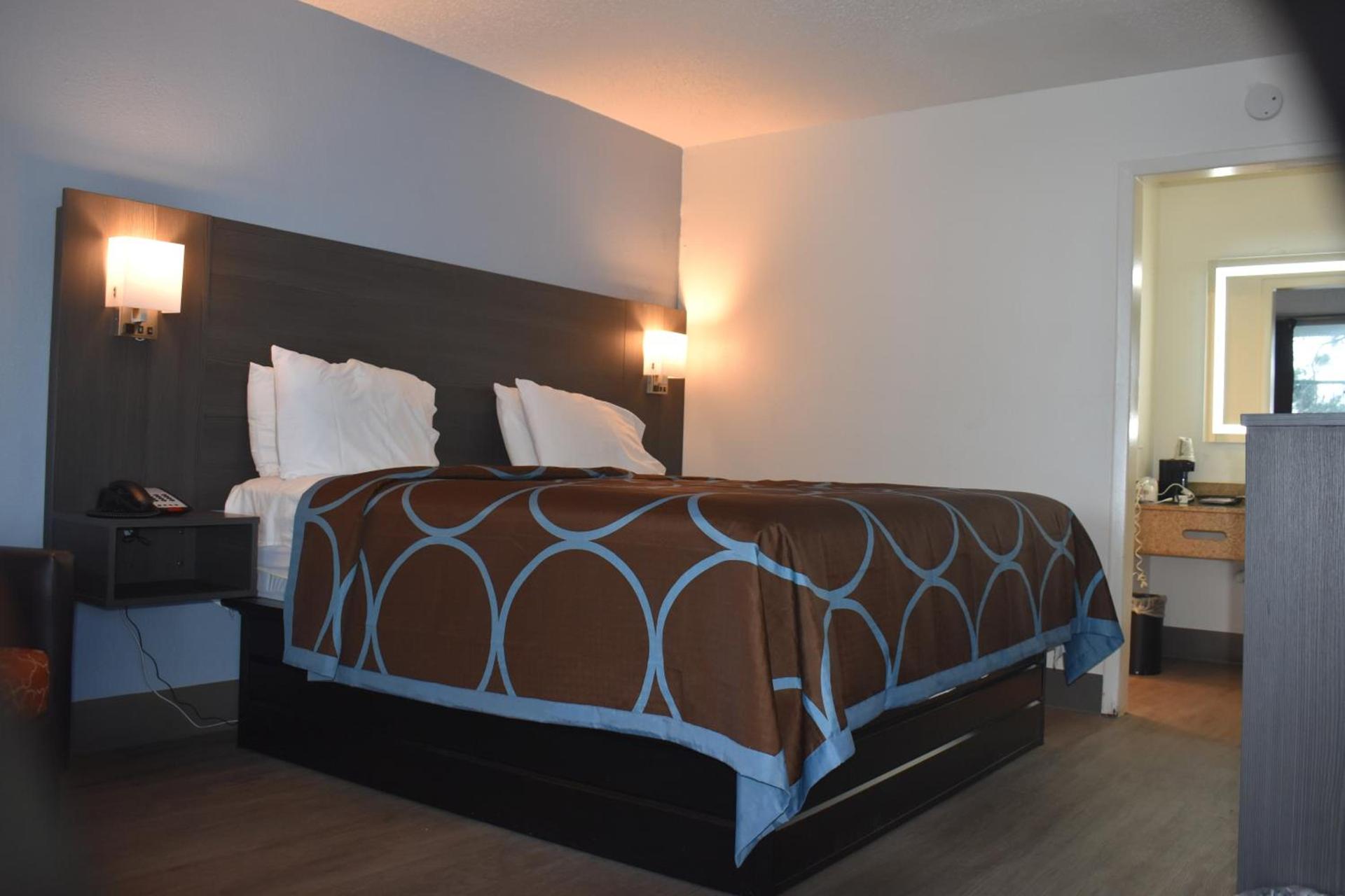 Super 8 by Wyndham Riverside AL photo 21