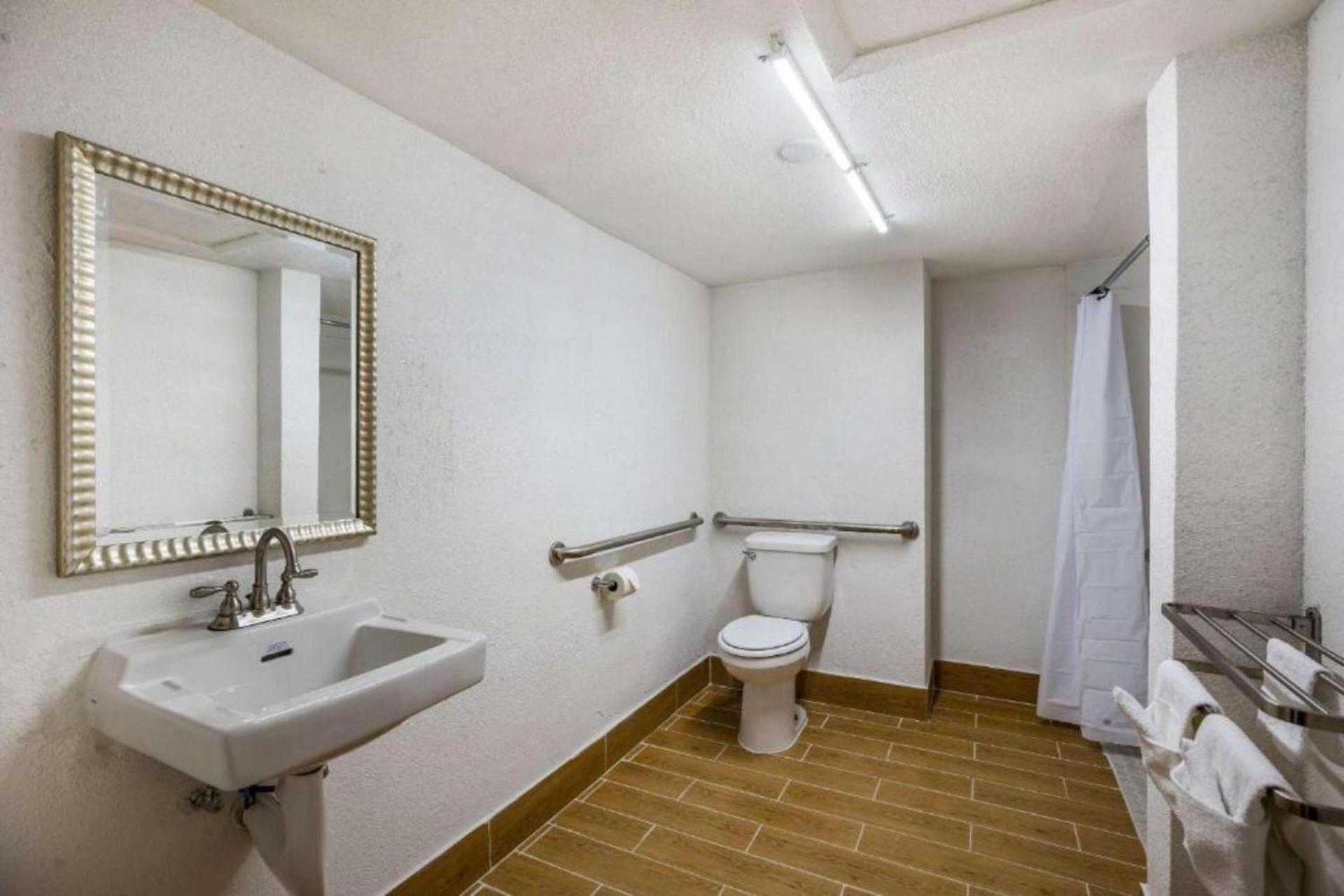 OYO Hotel Orlando Airport photo 11