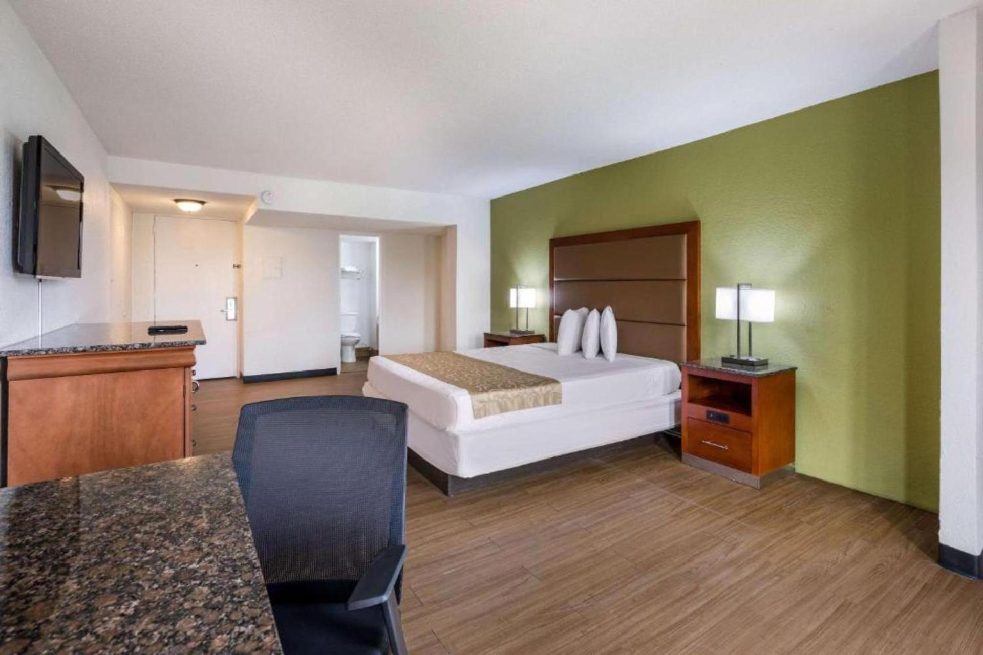 OYO Hotel Orlando Airport photo 13