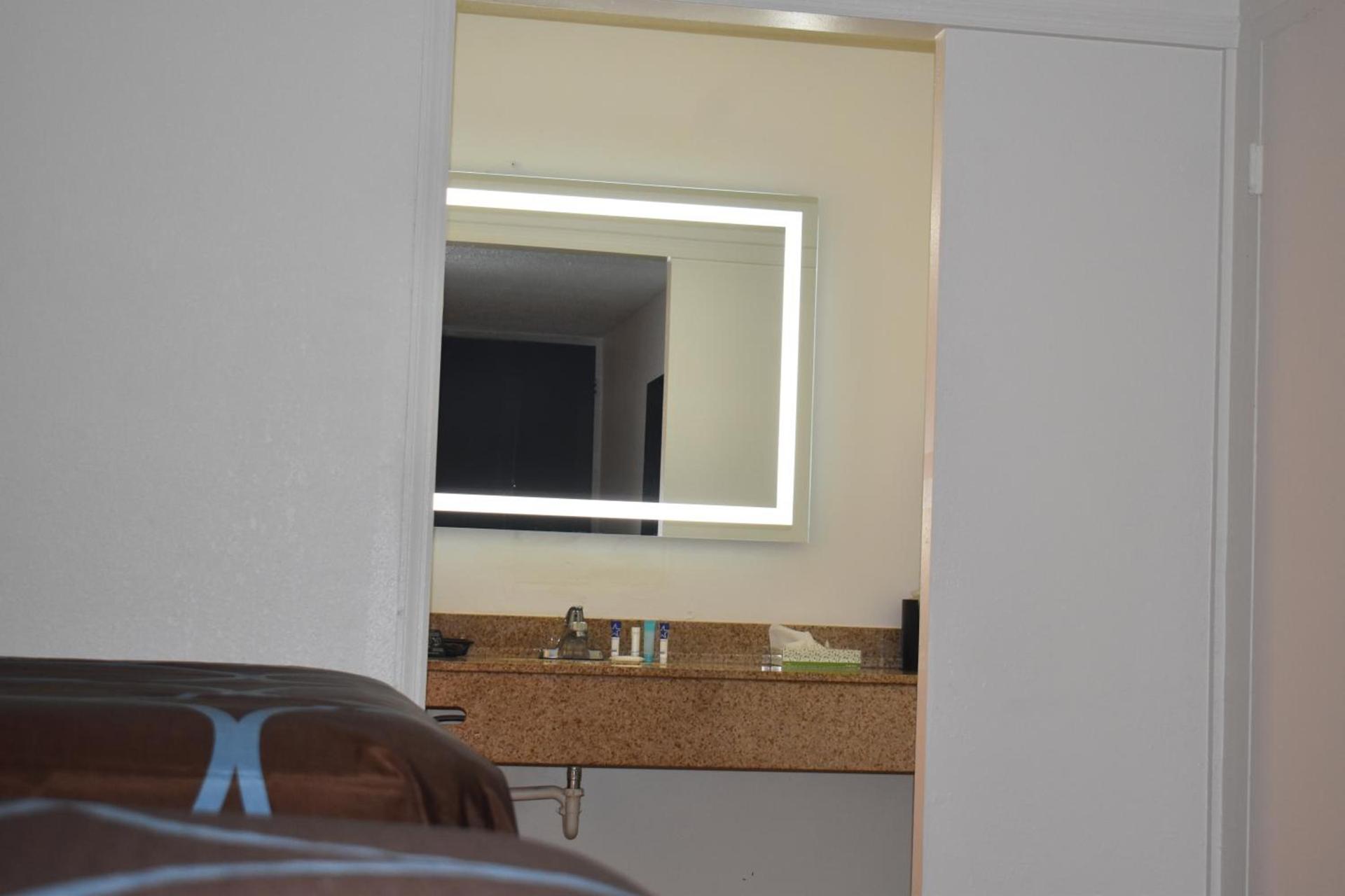 Super 8 by Wyndham Riverside AL photo 24