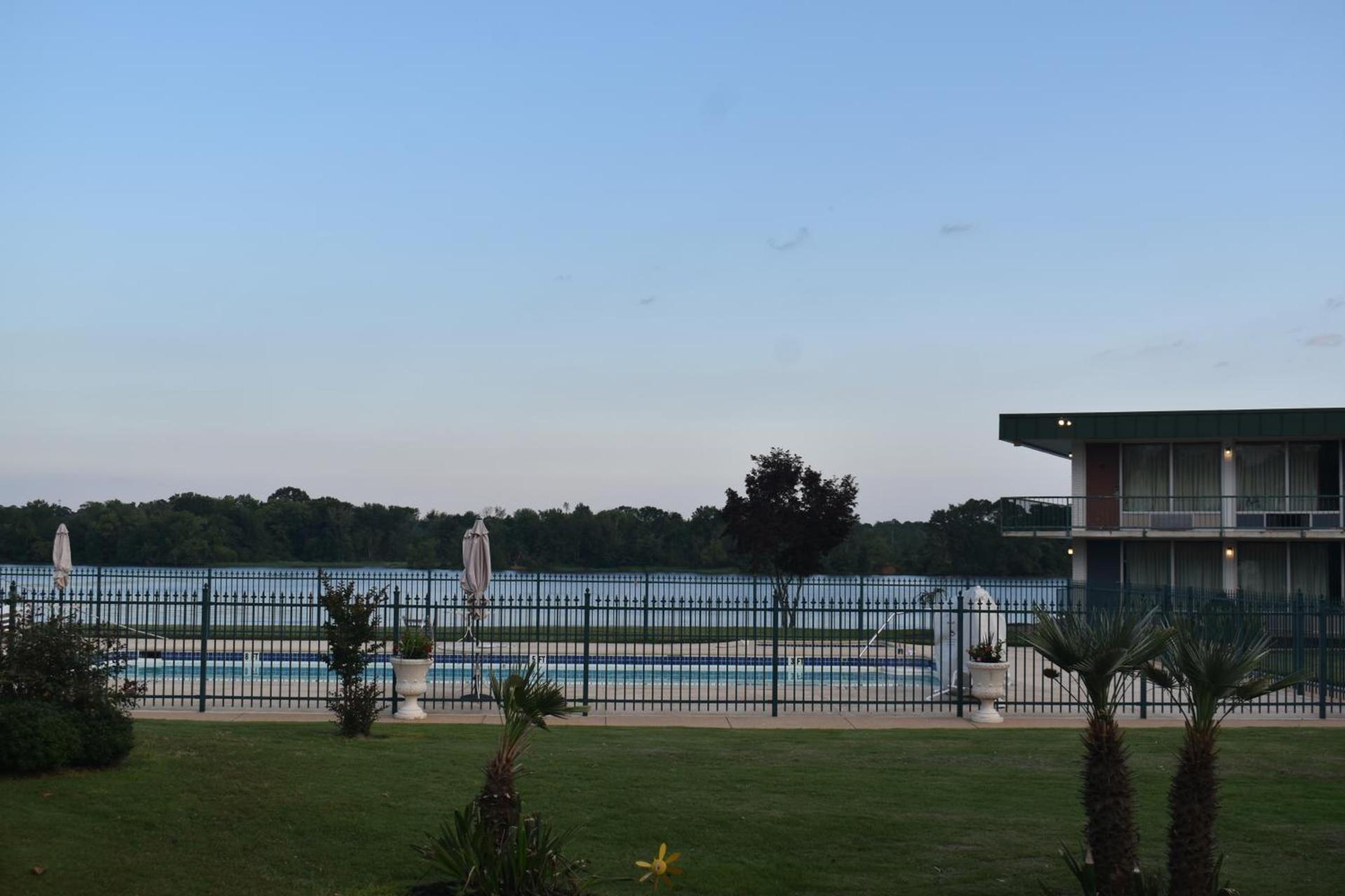 Super 8 by Wyndham Riverside AL photo 30