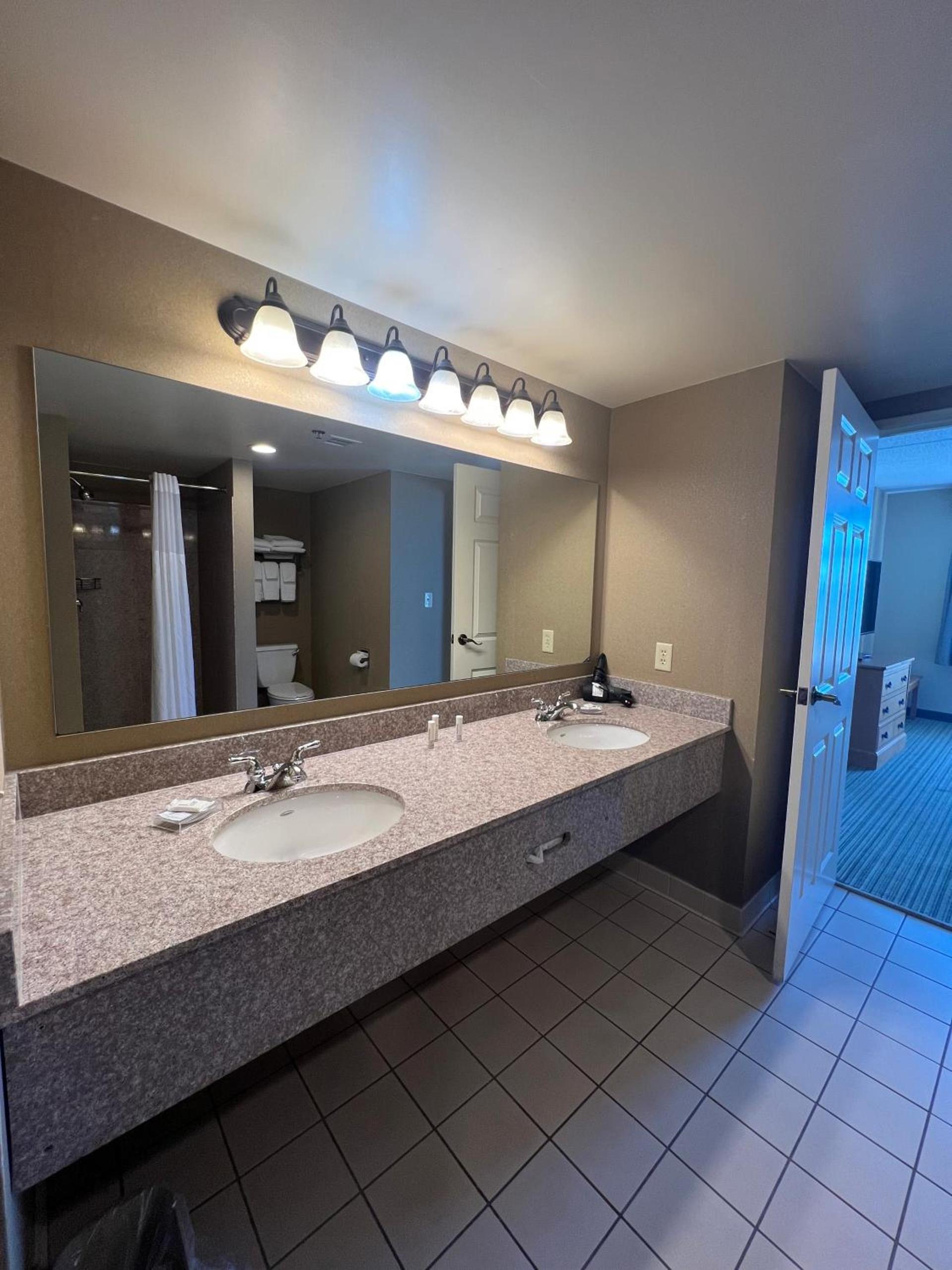 Wingate by Wyndham Coon Rapids photo 55