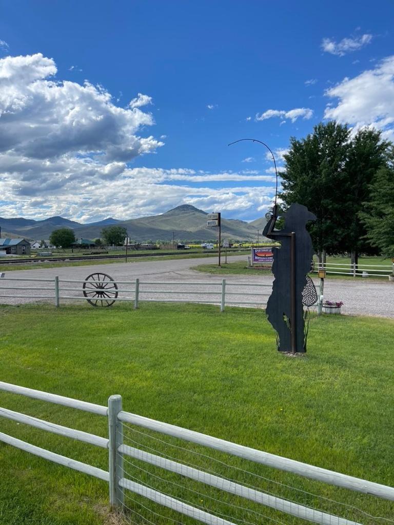 Sportsman Lodge Melrose MT photo 42