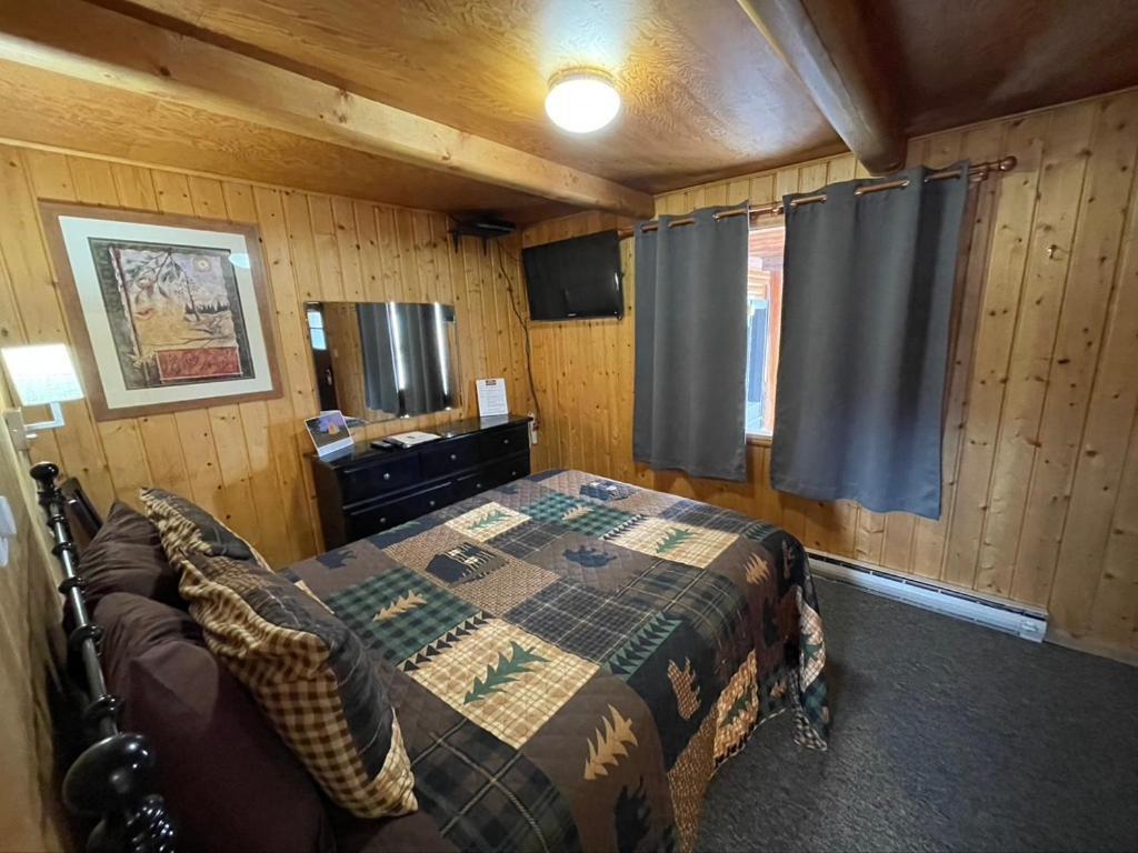 Sportsman Lodge Melrose MT photo 46