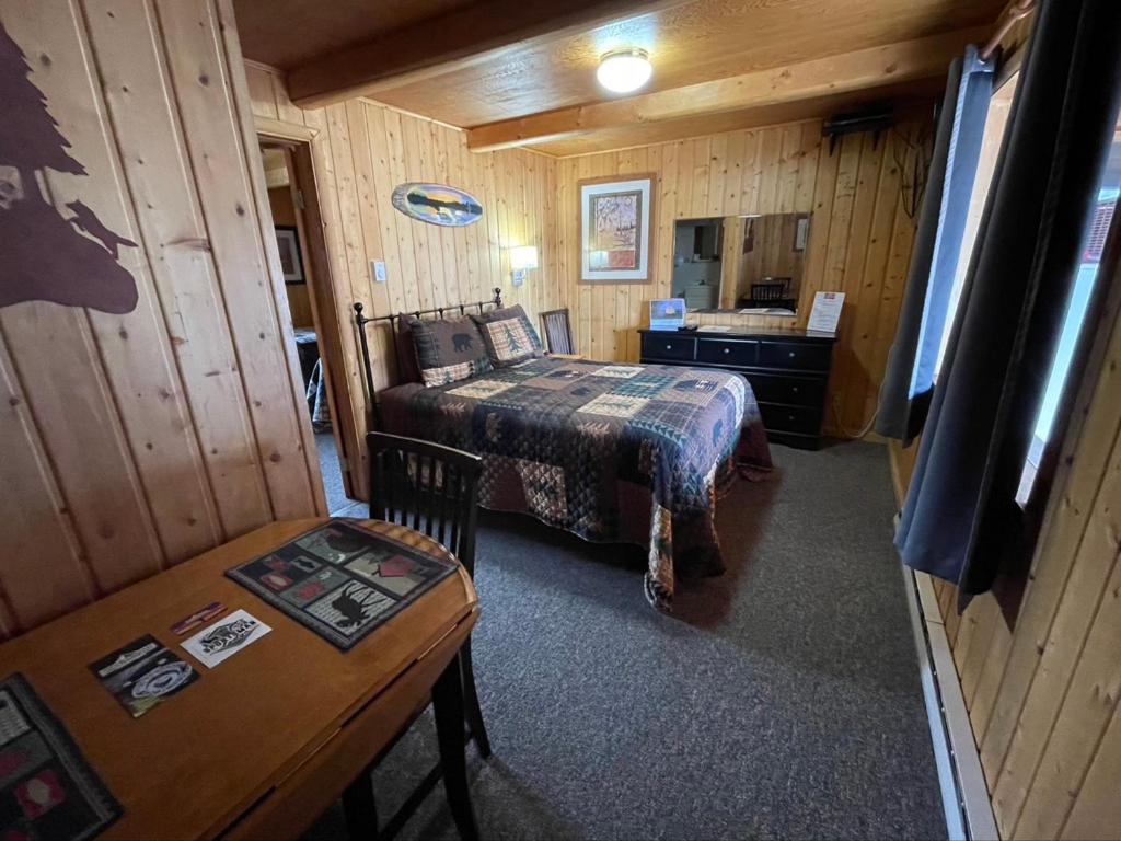 Sportsman Lodge Melrose MT photo 37