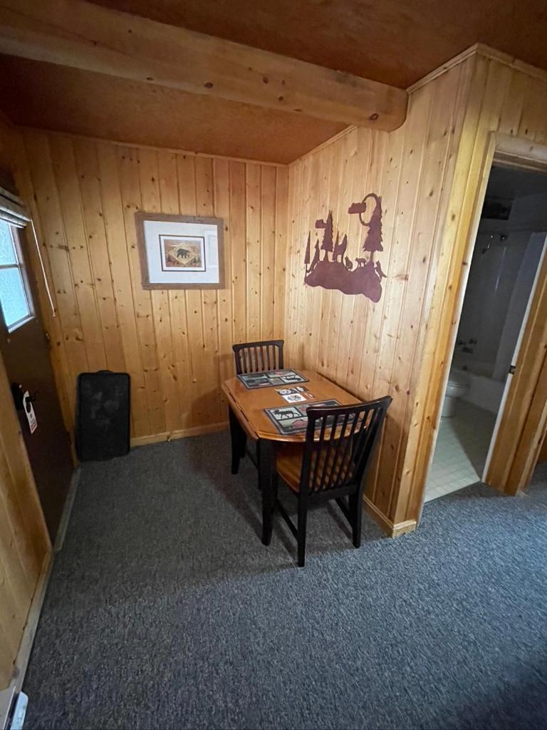 Sportsman Lodge Melrose MT photo 47