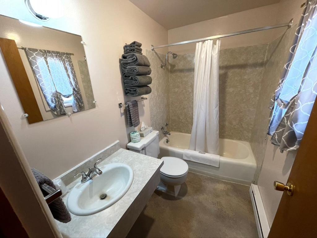 Sportsman Lodge Melrose MT photo 48