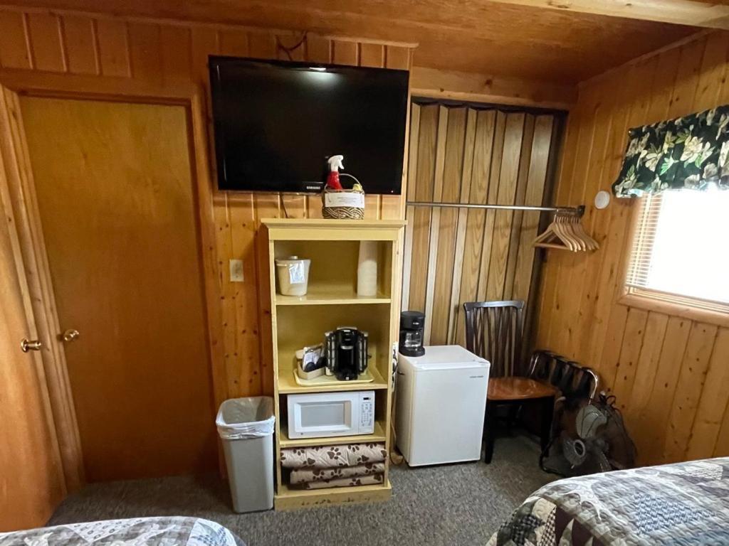 Sportsman Lodge Melrose MT photo 49