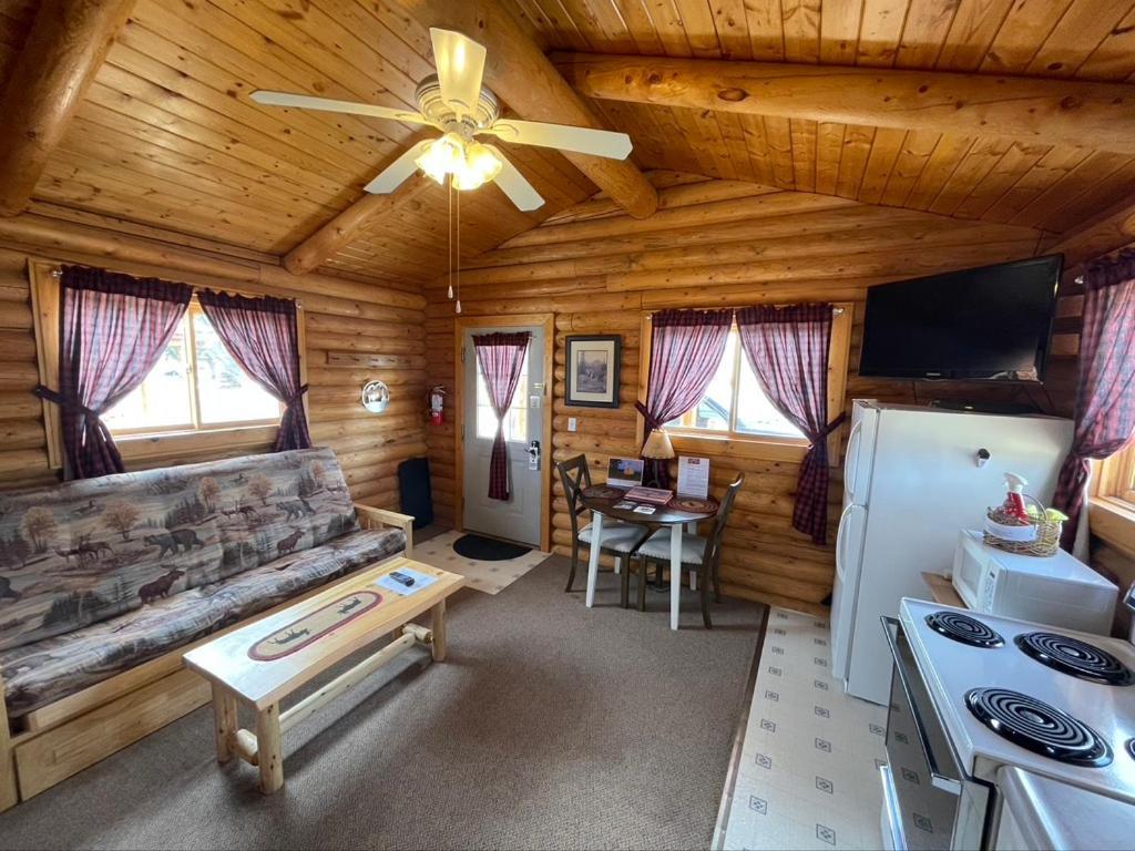 Sportsman Lodge Melrose MT photo 50